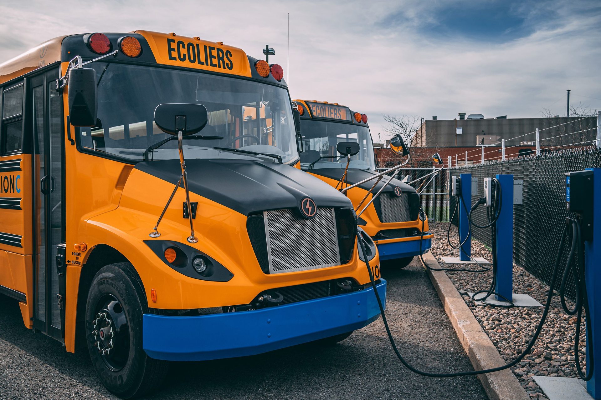 Automotive tire, Wheel, Sky, Vehicle, Cloud, Bus, Hood, Grille, Blue