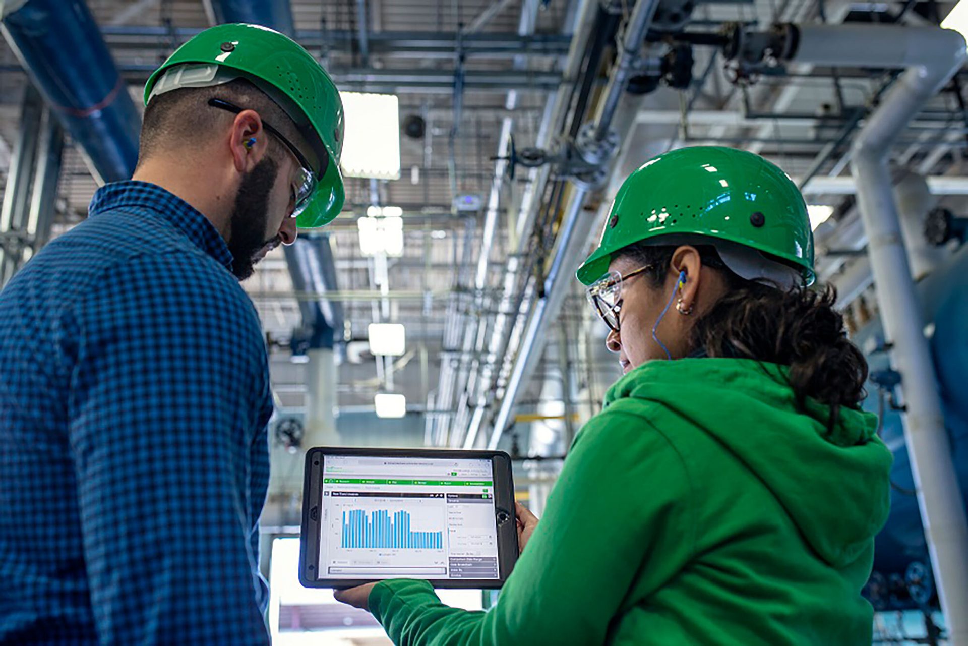 Hard hat, Personal computer, Clothing, Outerwear, Laptop, Workwear, Green, Helmet, Engineer