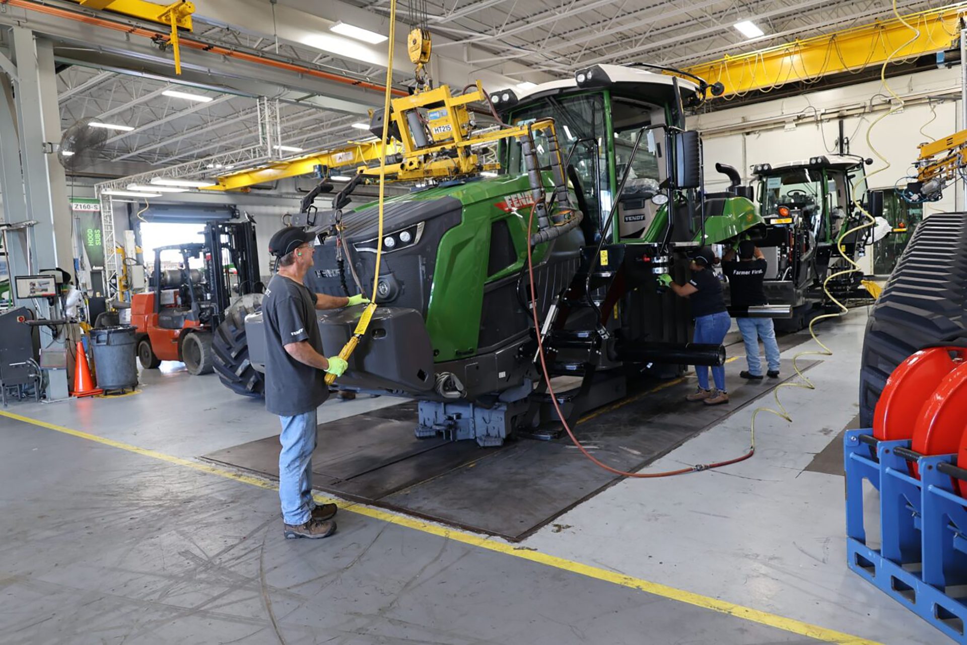 Motor vehicle, Automotive tire, Workwear, Asphalt, Wheel, Building