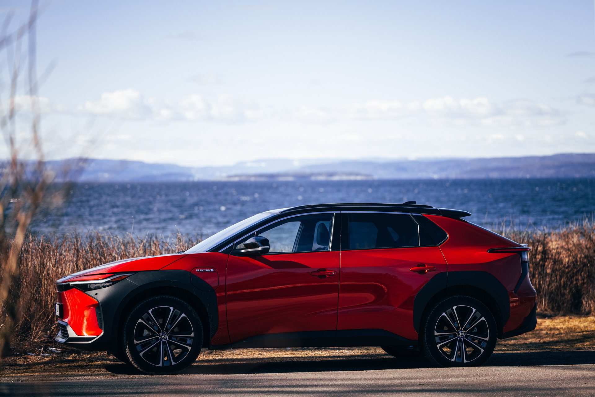 Automotive tire, Wheel, Sky, Vehicle, Car, Water, Cloud, Hood