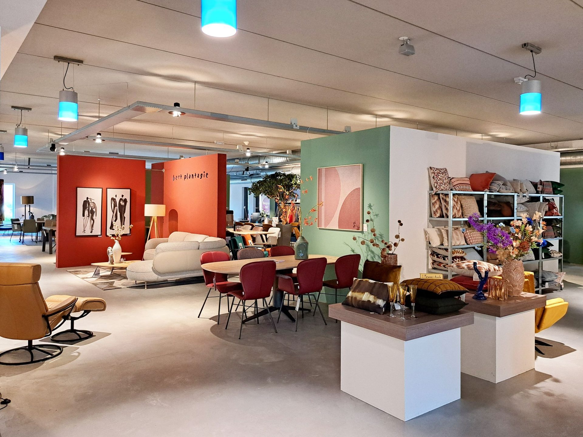 Interior design, Furniture, Flooring, Floor, Ceiling, Chair, Lobby, Hall