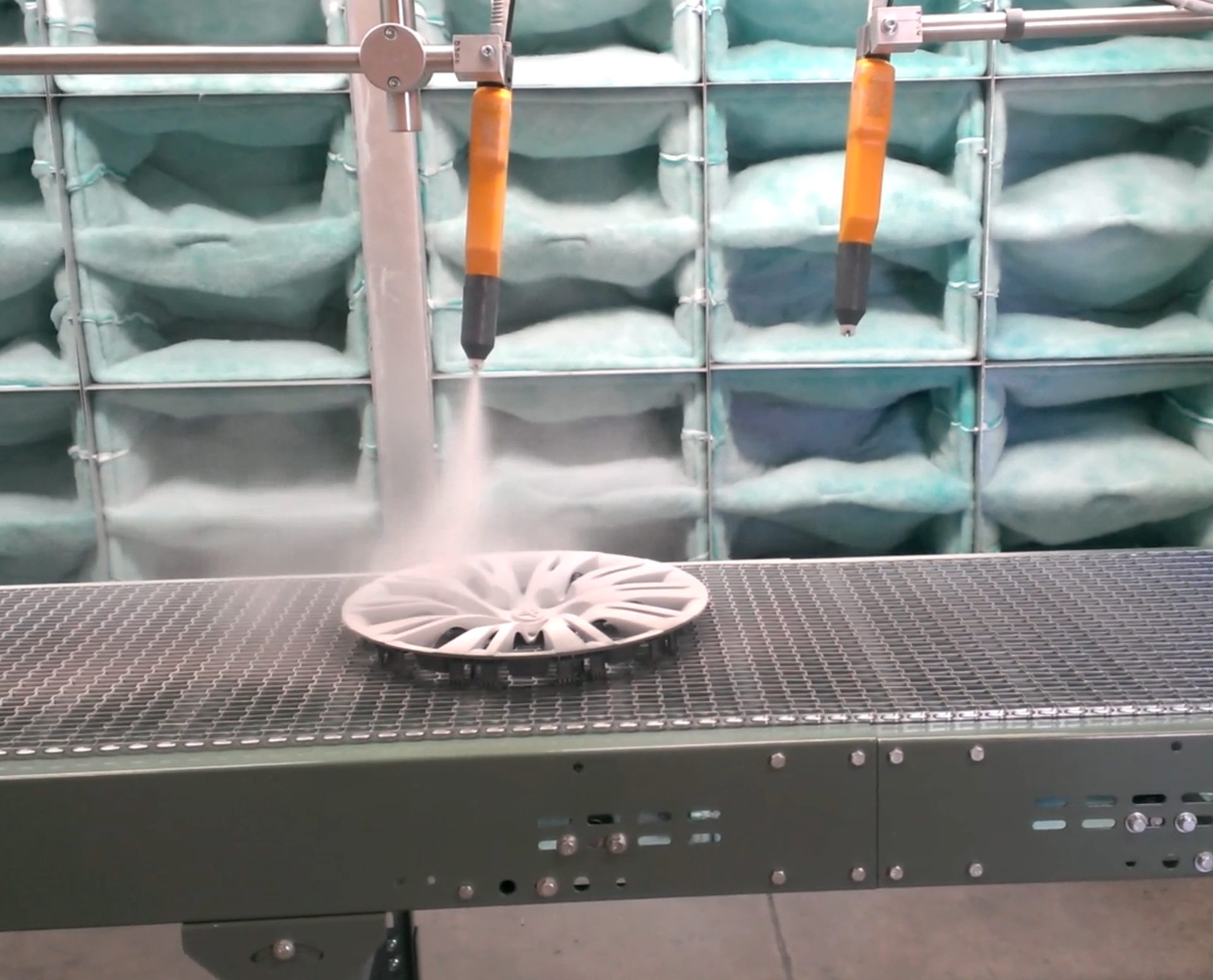 An injection-molded plastic object is coated with an electrostatic powder gun after the application of a conductive solution.