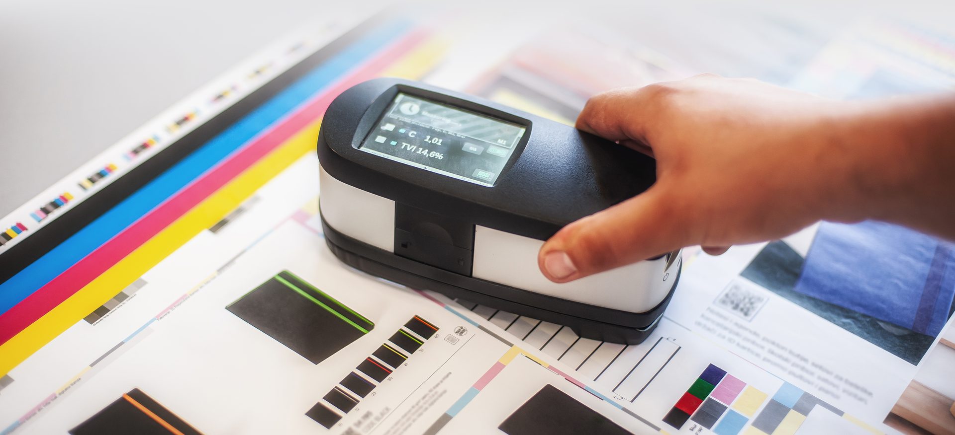 Color management. X-Rite handheld Spectrophotometer verify color, Print Measuring Tool