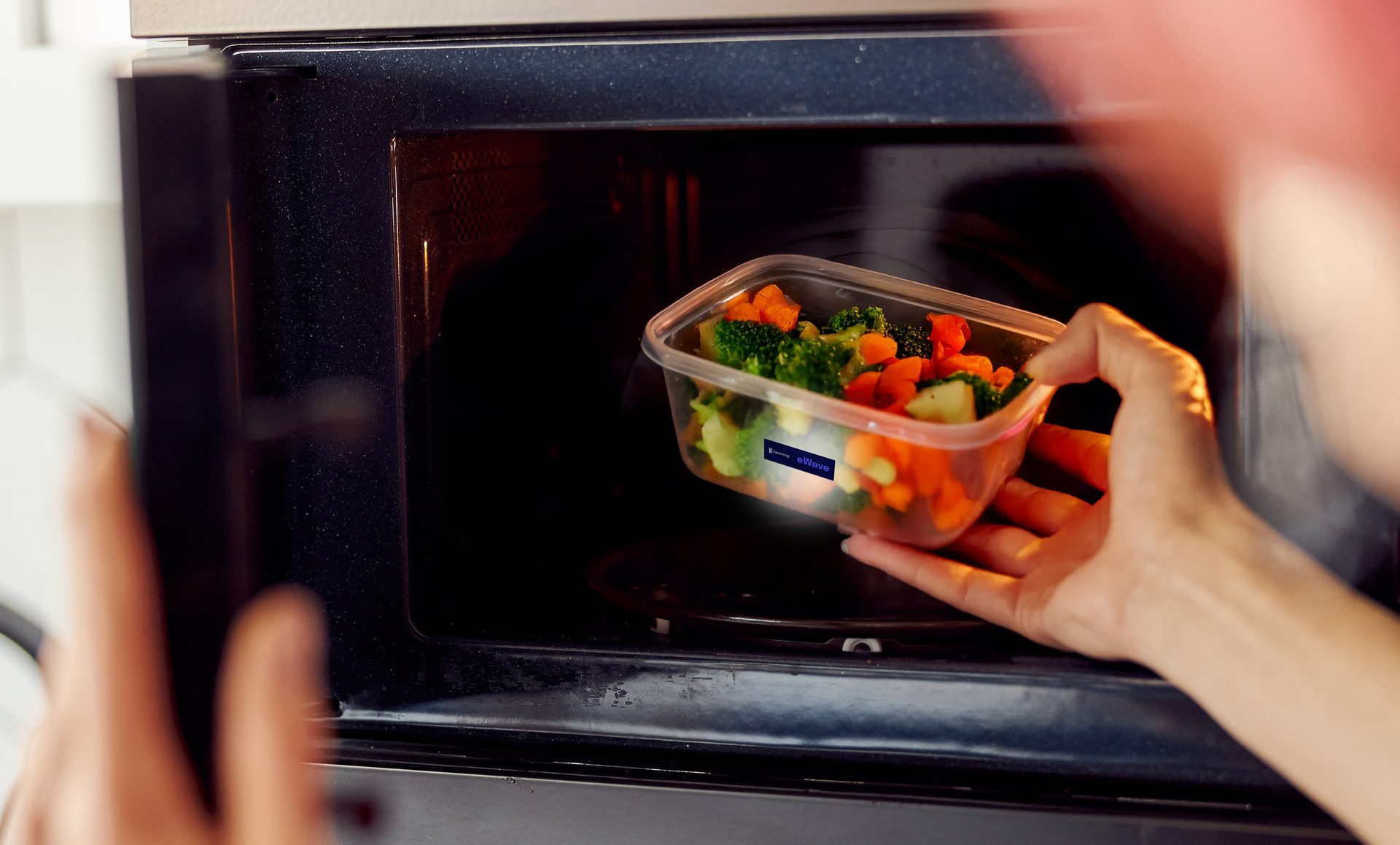 Image of a container with Beontag’s microwave-compliant tag being placed in a microwave.