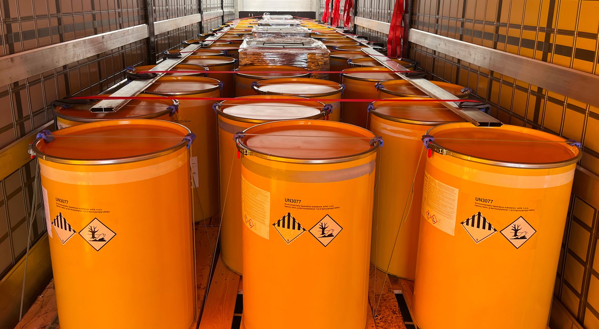 Loading, transportation and unloading of barrels with hazard class 9 in a semi-trailer.