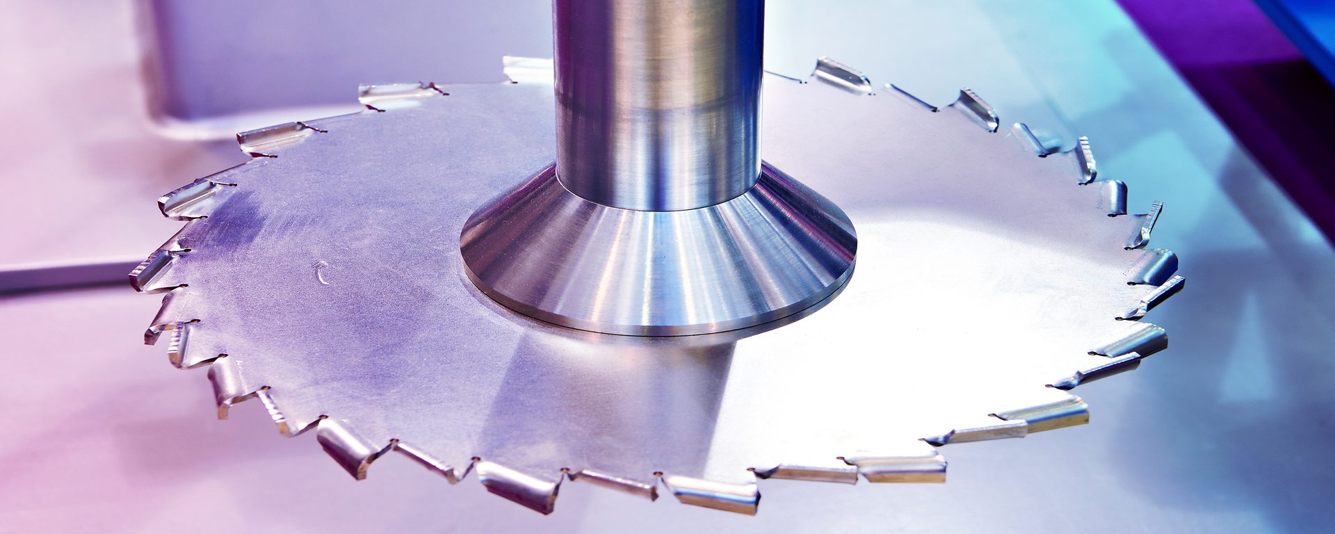 Round knife for mixing paint in a mixer