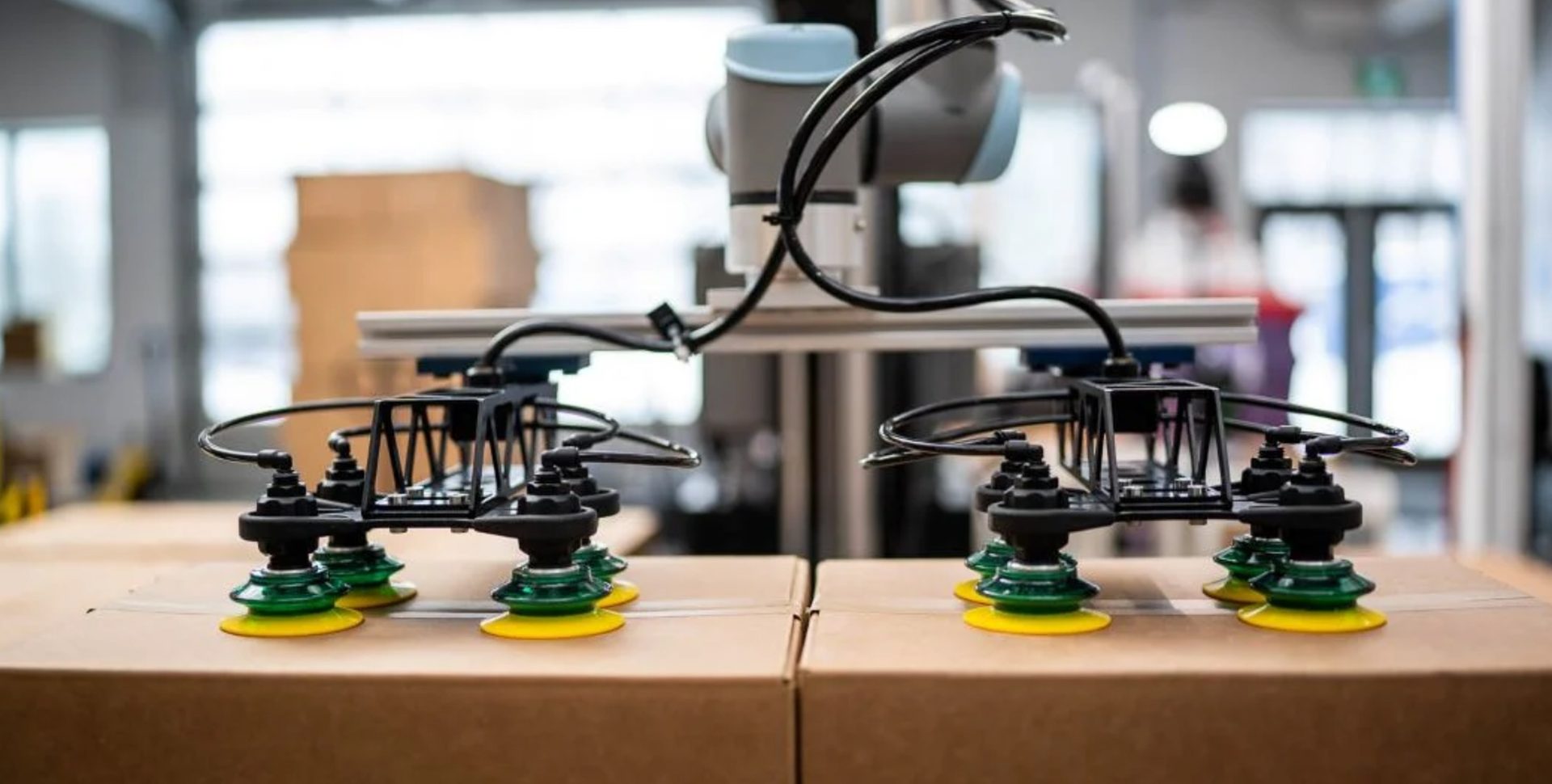 Robotiq palletizer holding two cardboard boxes