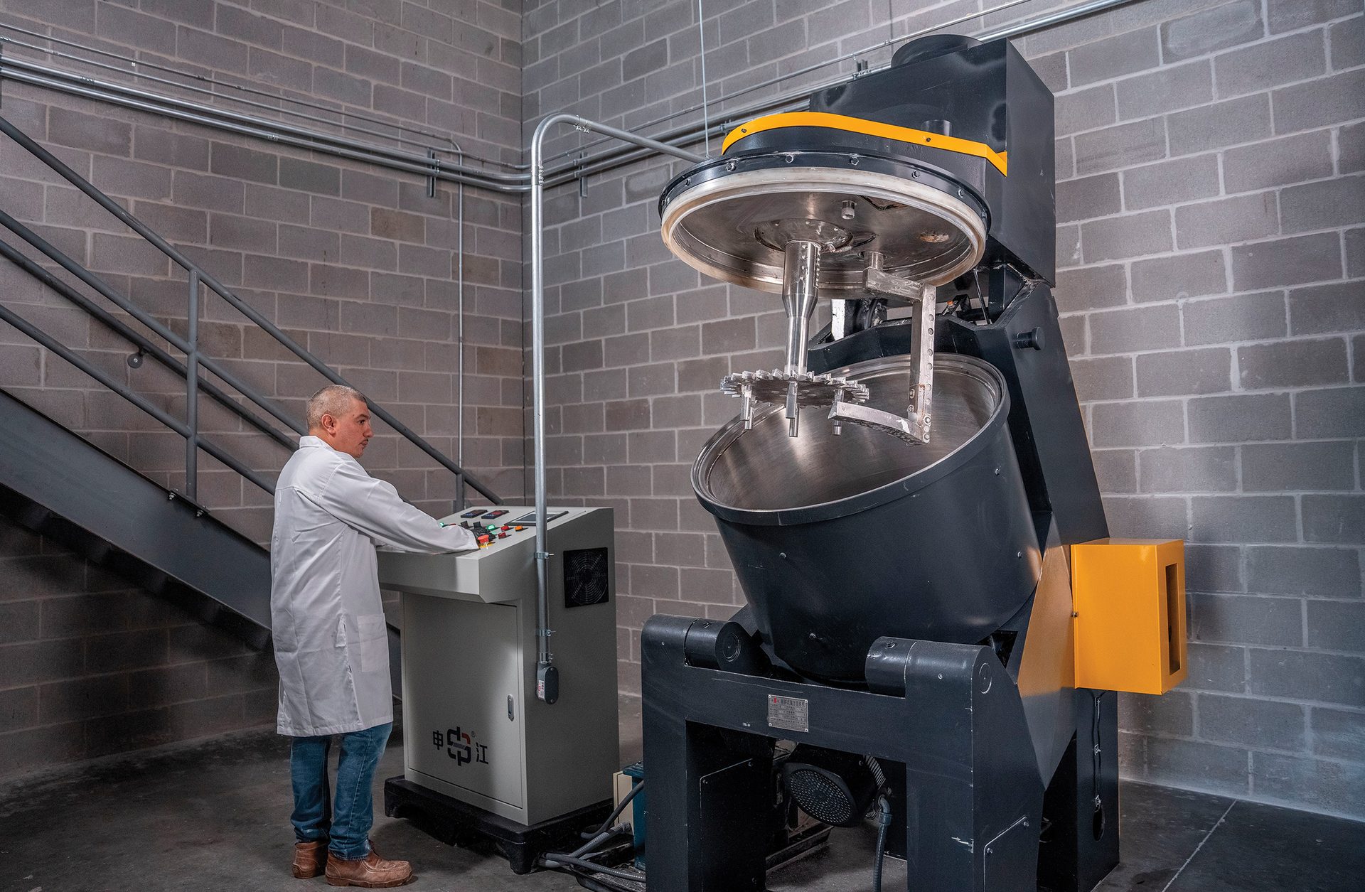A high intensity mixer-granulator at the IntoCeramics lab
