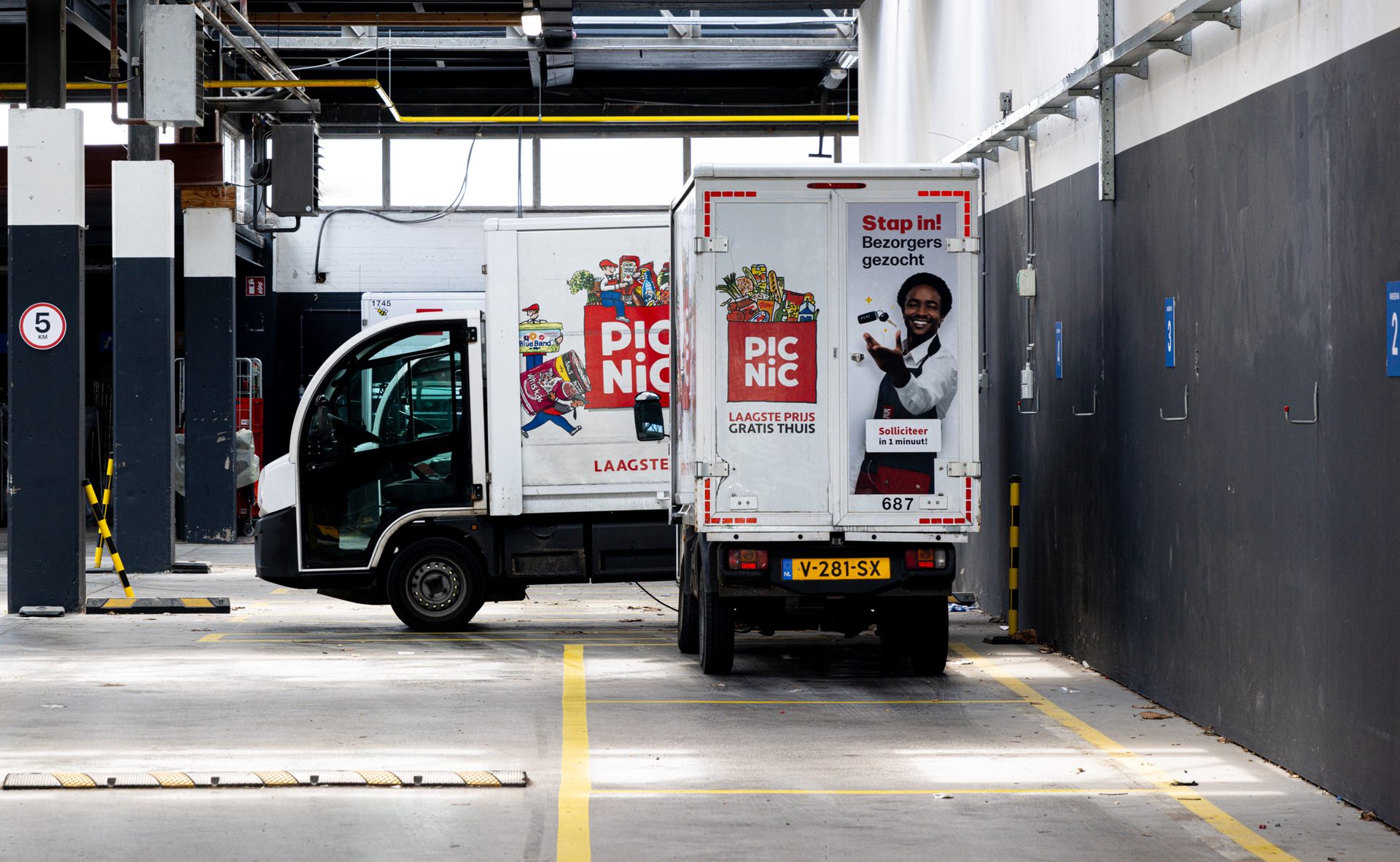 Mode of transport, Motor vehicle, Automotive tire, Wheel, Truck, Asphalt