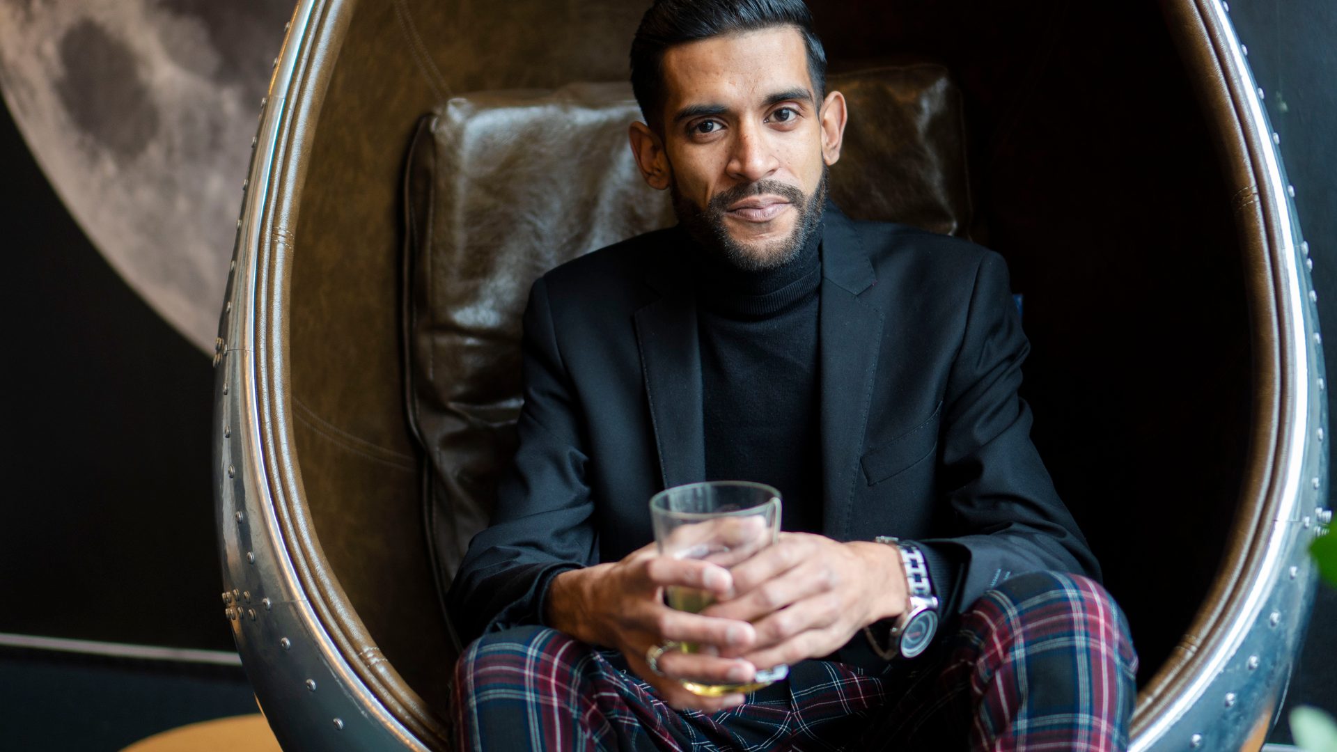 Flash photography, Tableware, Tartan, Drinkware, Beard, Plaid