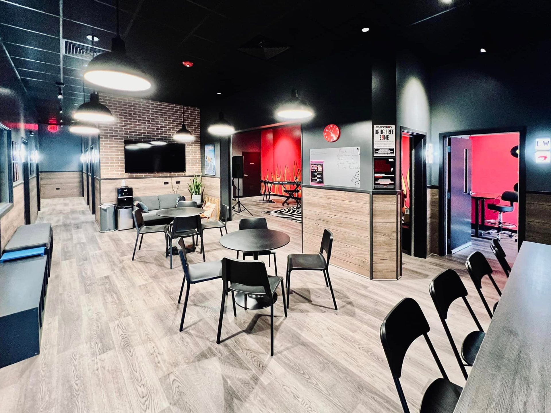 Interior design, Composite material, Light fixture, Furniture, Flooring, Floor, Ceiling, Lighting, Chair, Room