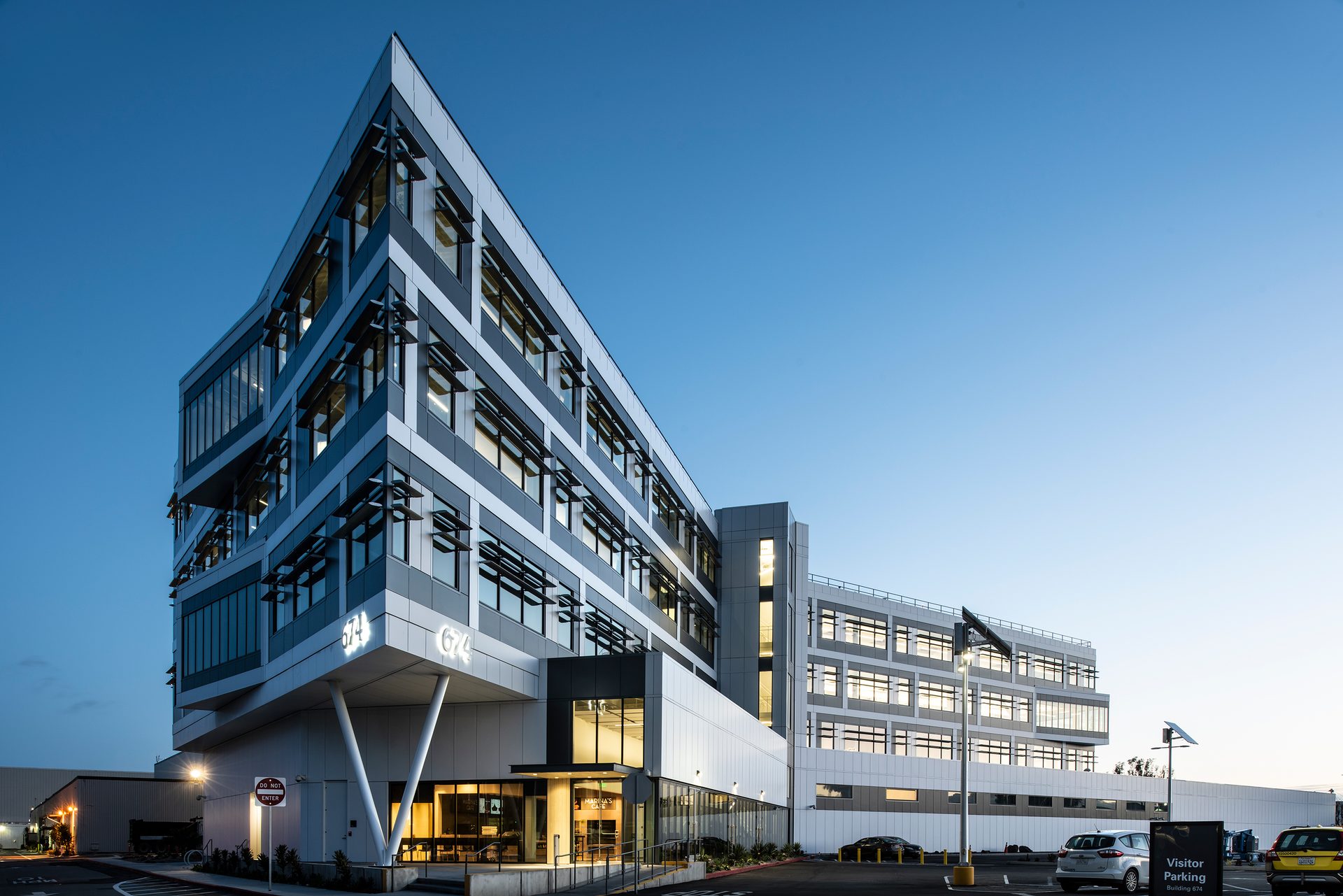 Urban design, Tower block, Sky, Building, Wheel, Tire, Condominium, Cloud