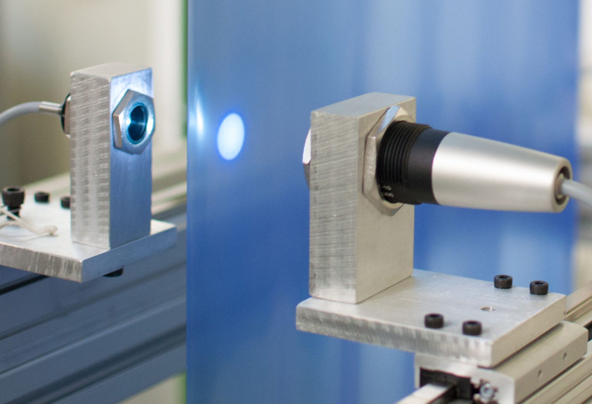 Inline color measurement of transparent films