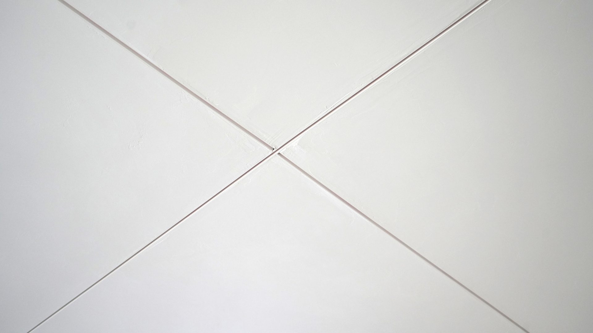 White textured surface with two intersecting diagonal lines.