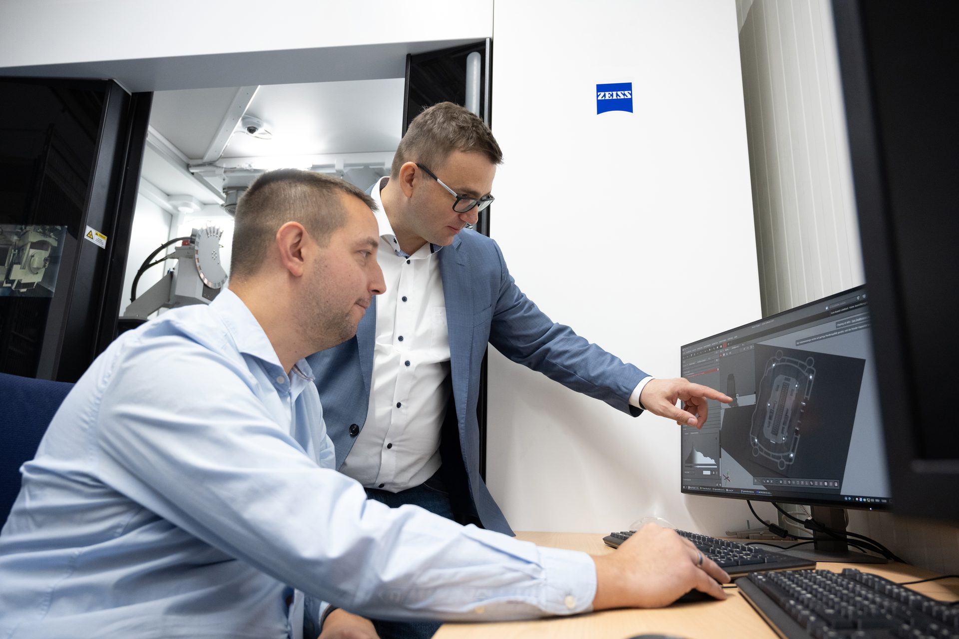 Bernhard Voglauer and Martin Janisch fine-tuning an X-ray scan with ZEISS METROTOM OS.