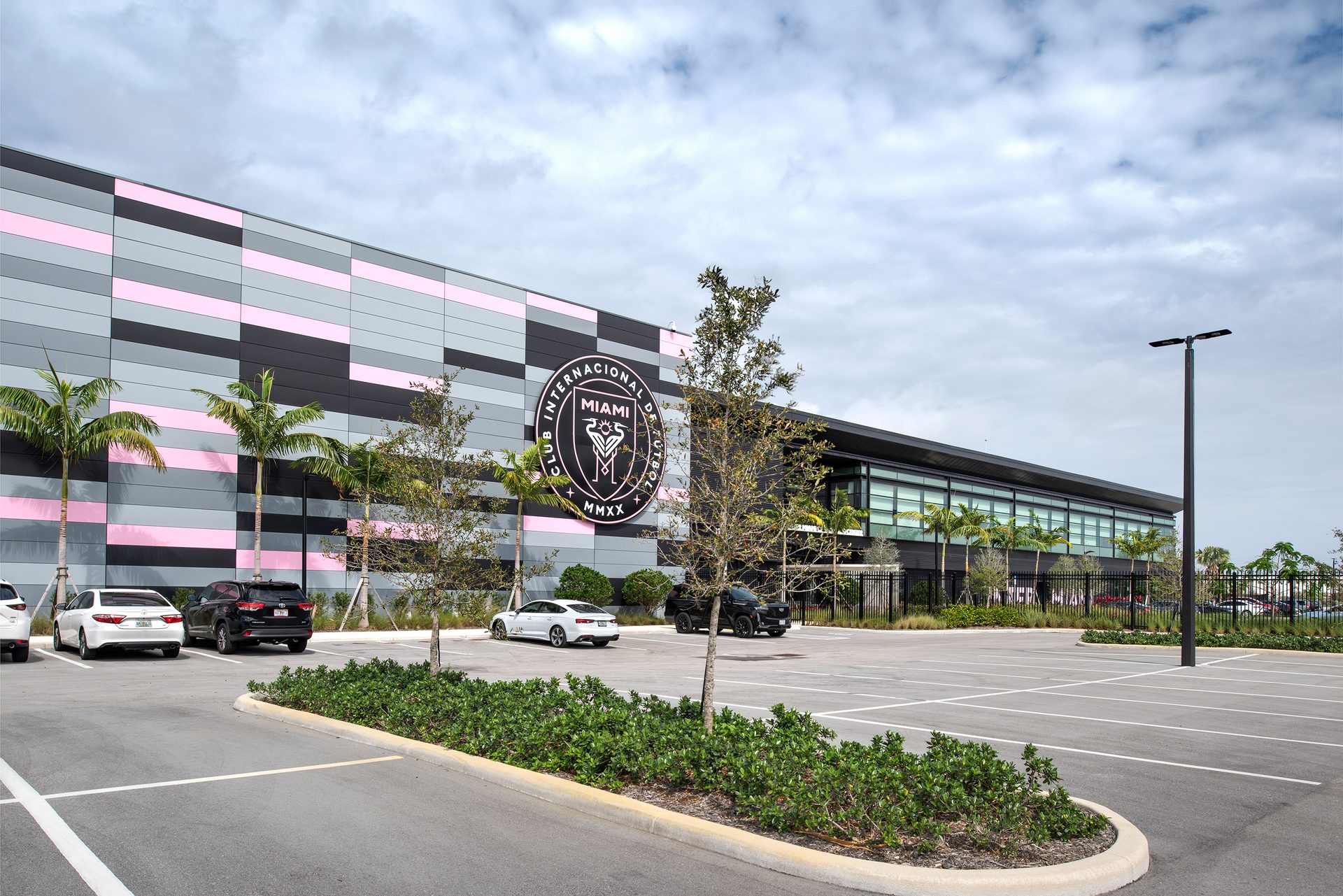 Road surface, Cloud, Plant, Wheel, Sky, Car, Tire, Building, Asphalt, Vehicle