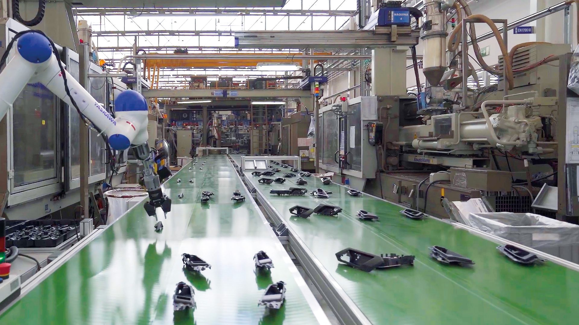 Robotic arm picking from conveyor belt