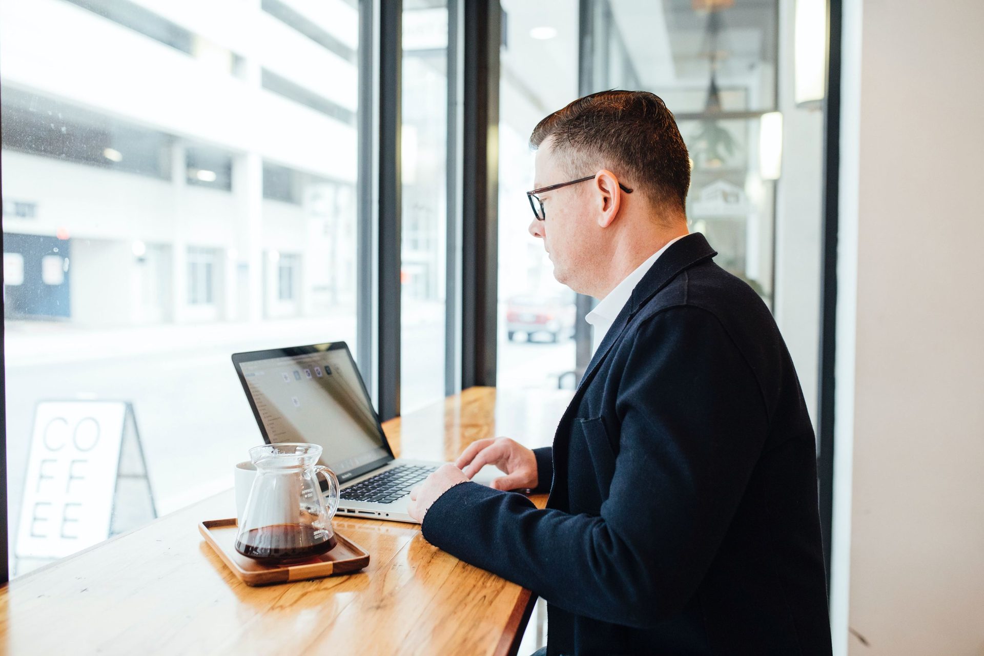 Personal computer, Glasses, Table, Laptop, Tableware