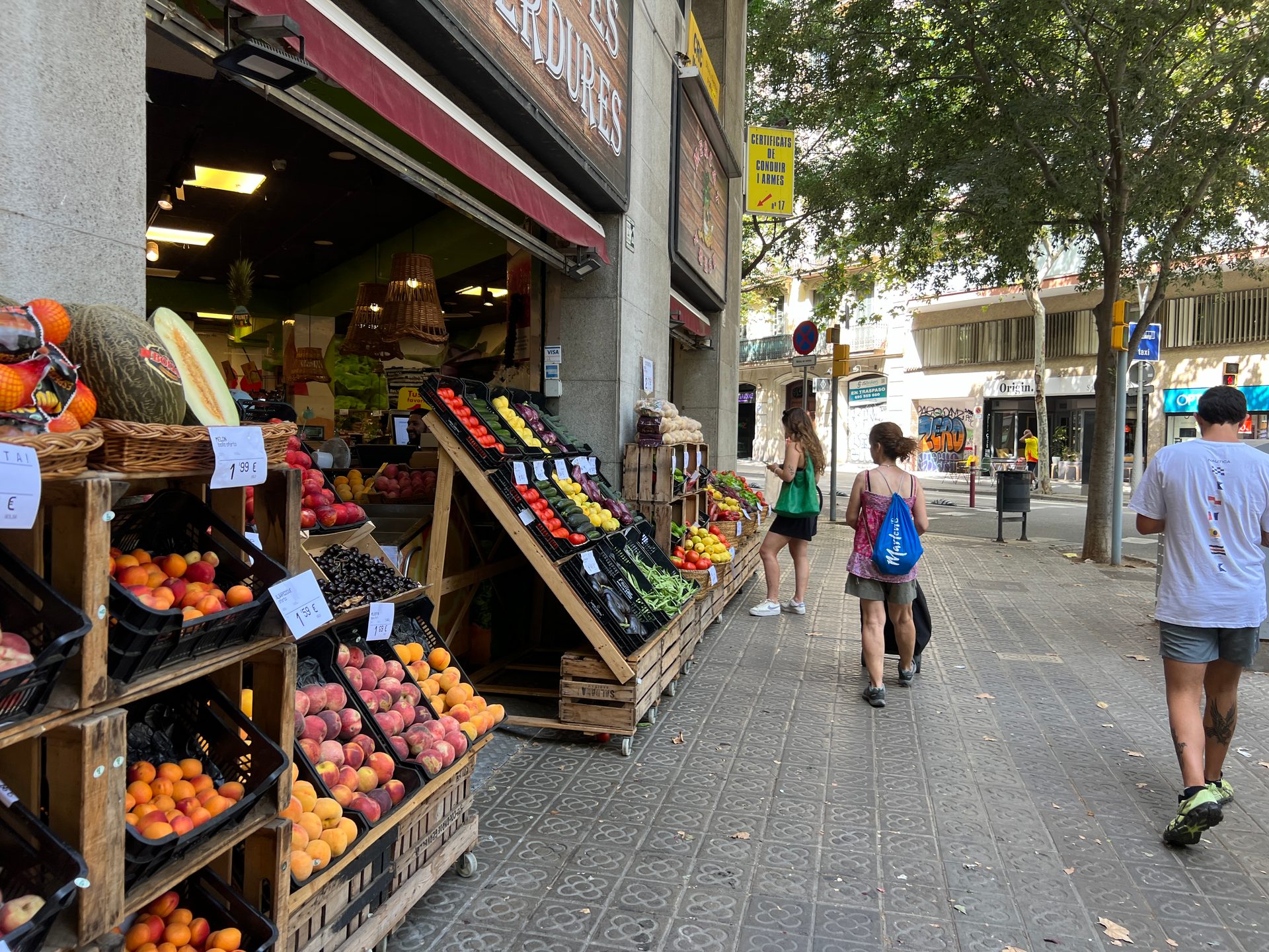 Natural foods, Food, Building, Shorts, Selling, Fruit