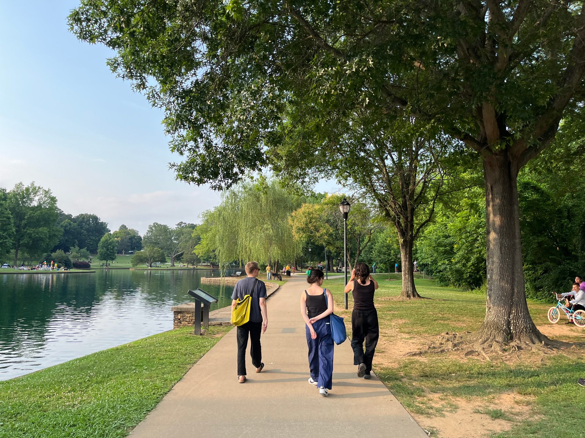 People in nature, Tree, Recreation, Summer, Bank, Leisure, Watercourse, Lake, Park