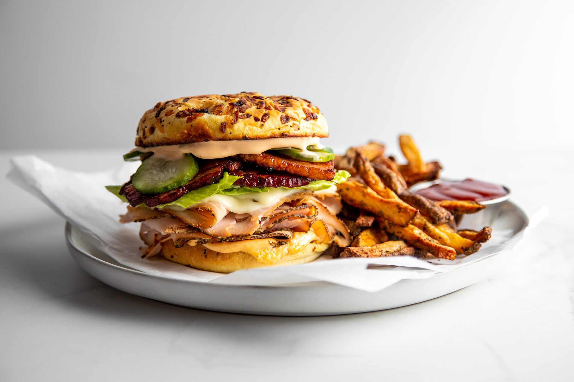 Staple food, Tableware, Ingredient, Recipe, Bun, Sandwich, Plate