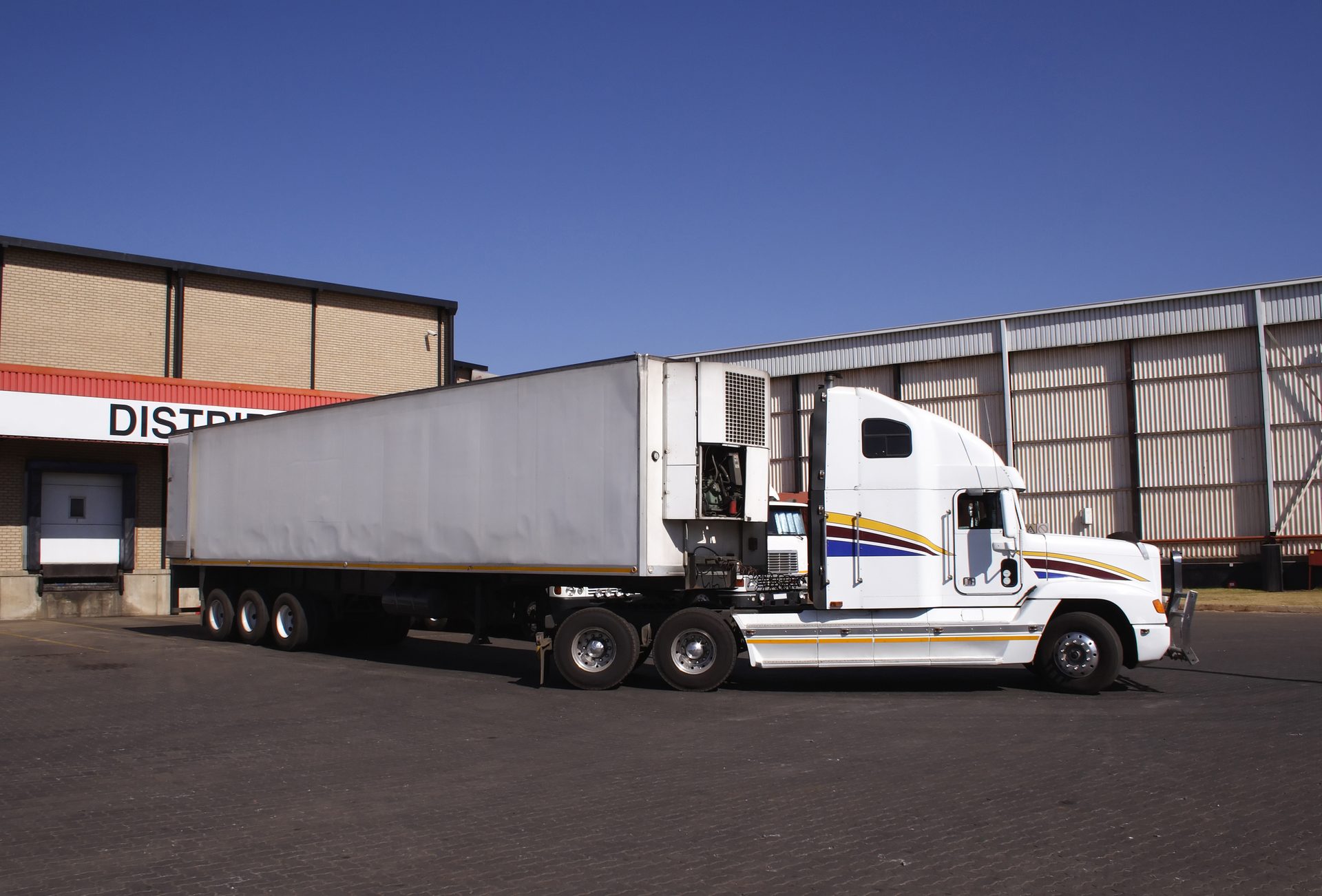 Automotive tire, Motor vehicle, Wheel, Sky, Truck, Asphalt, Rolling