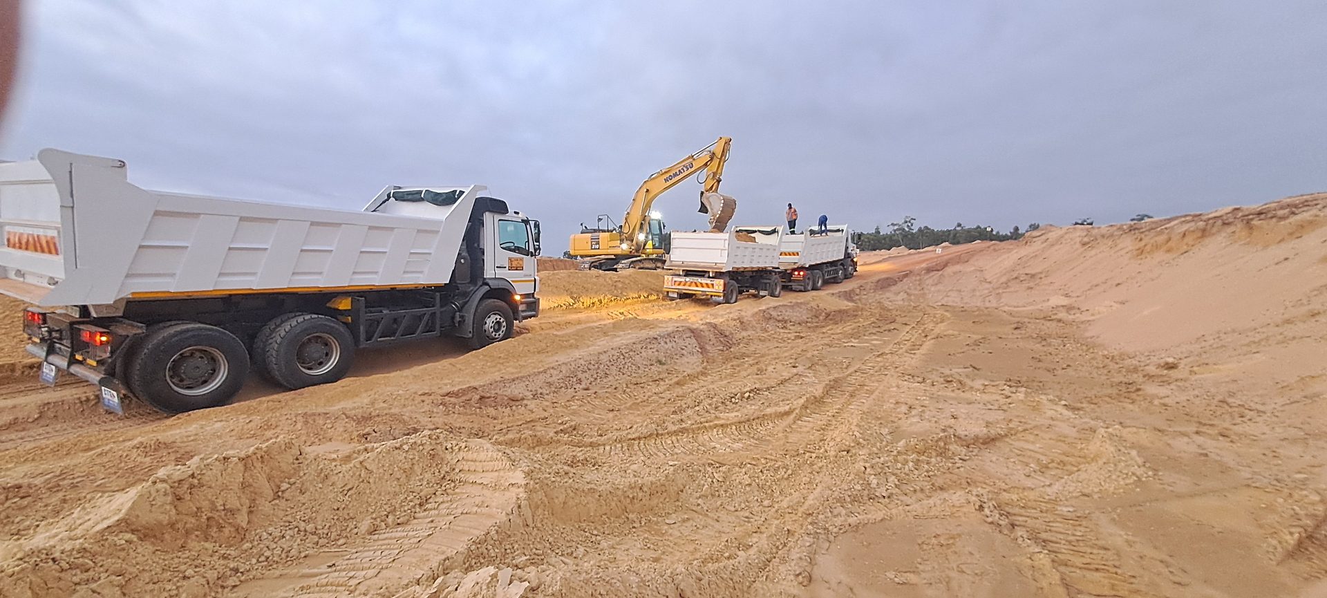Automotive Wheel System, Land vehicle, Heavy equipment, Transport, Truck, Soil, Machine, Construction