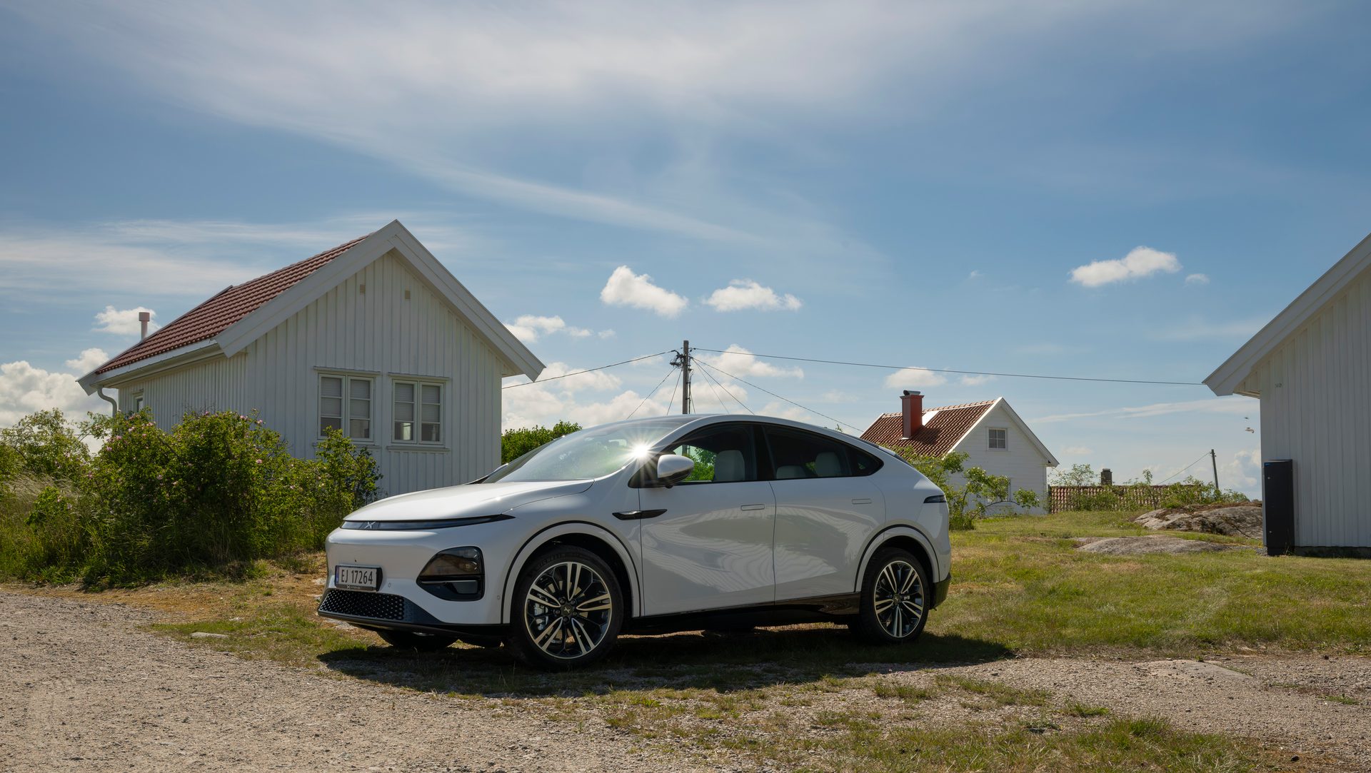 Automotive lighting, Tire, Wheel, Car, Sky, Vehicle, Cloud, Hood, Plant