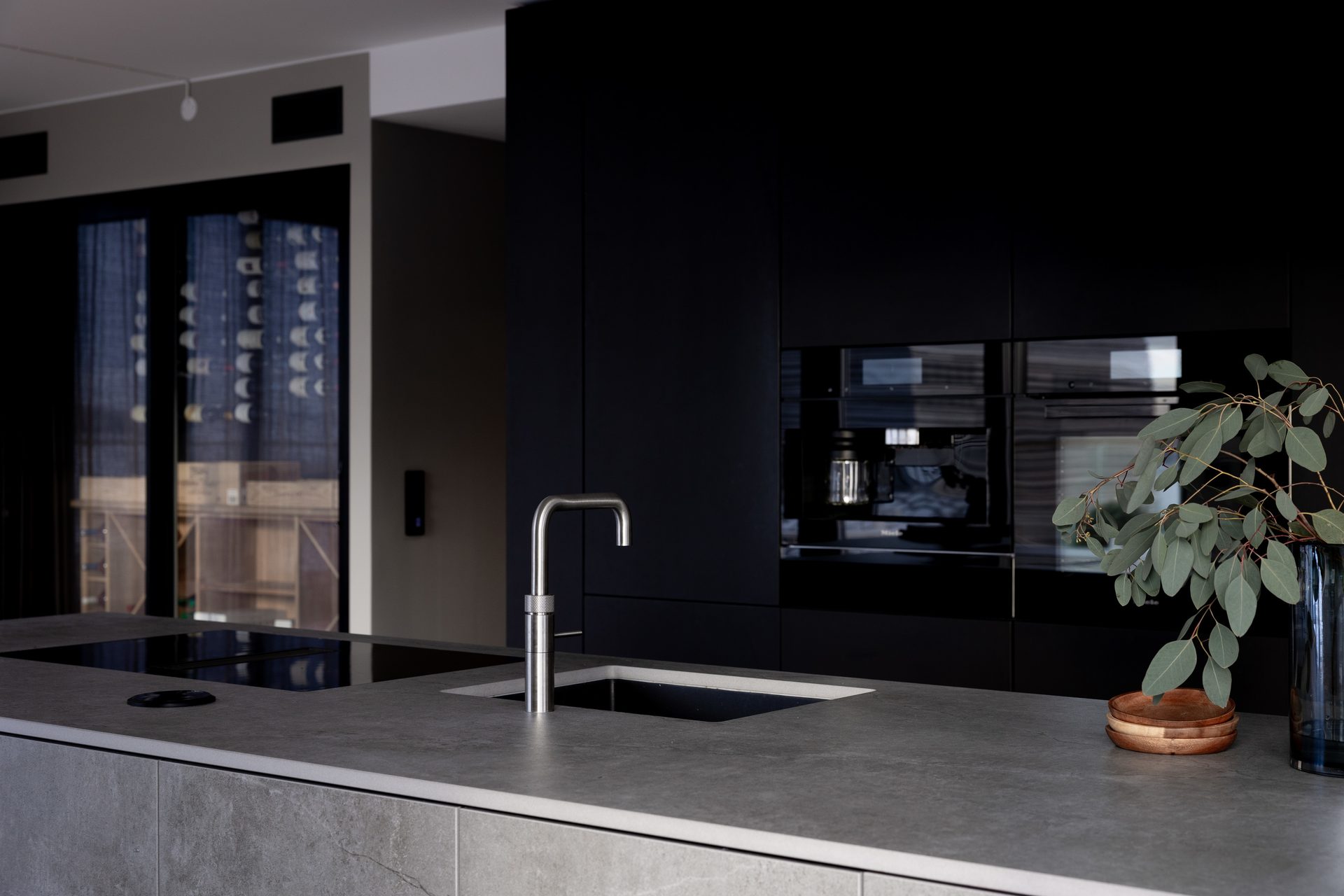 Interior design, Plant, Wood, Floor, Flooring, Countertop, Houseplant