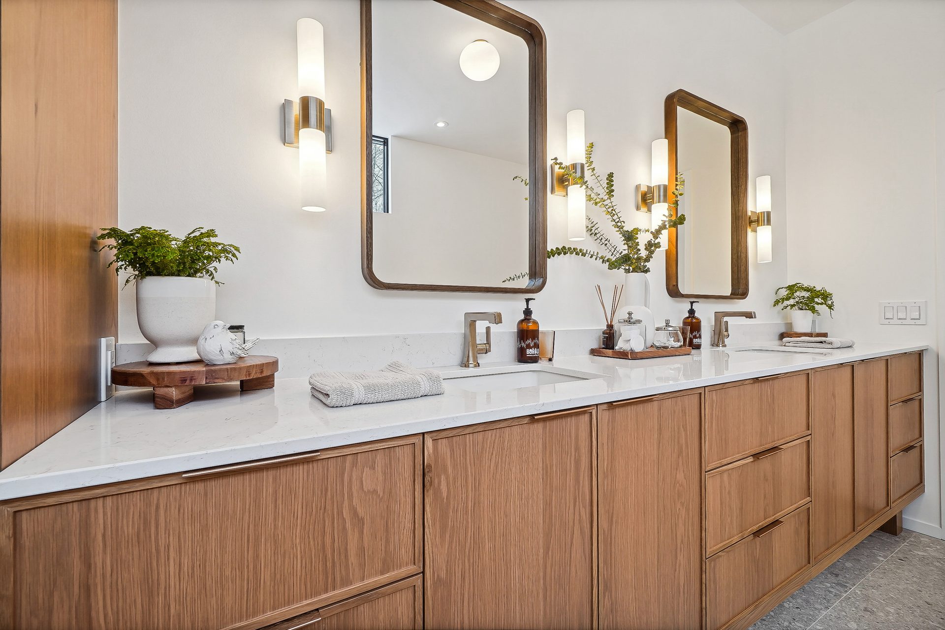 Interior design, Mirror, Cabinetry, Plant, Property, Furniture, Countertop, Tap, Houseplant, Wood