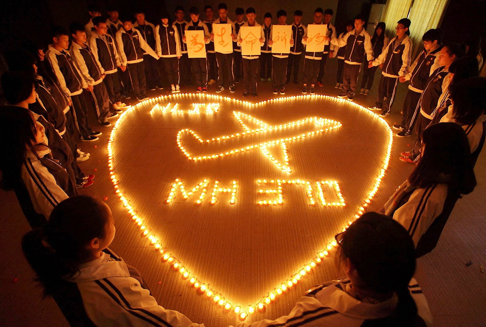 Amber, Light, Organ, Orange, Lighting, Gesture, Font