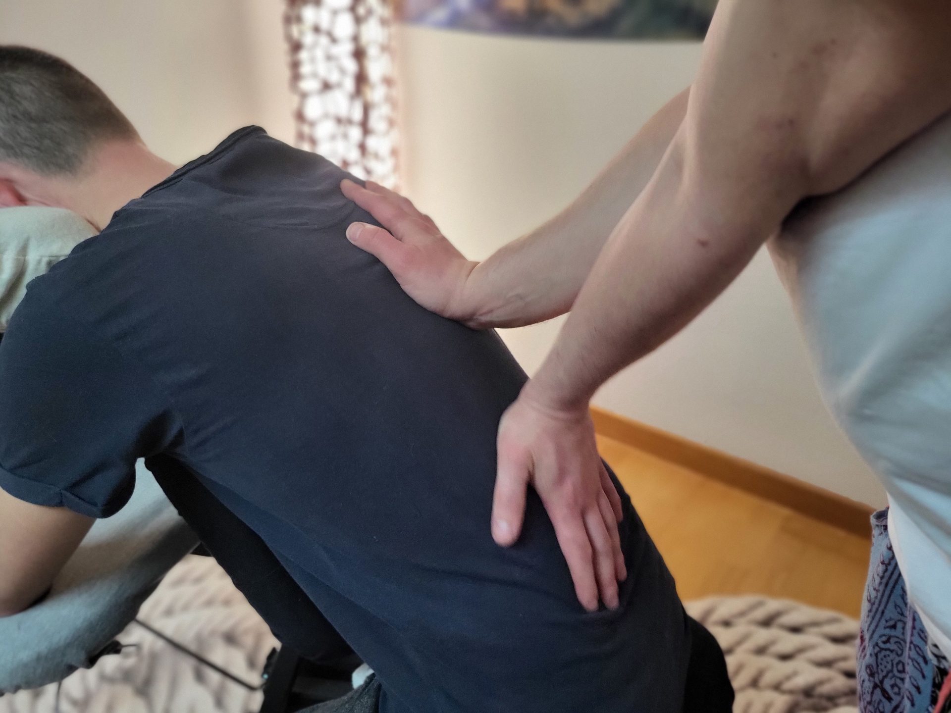 Joint, Shoulder, Muscle, Neck, Comfort, Sleeve, Knee, Elbow, Thigh, Gesture