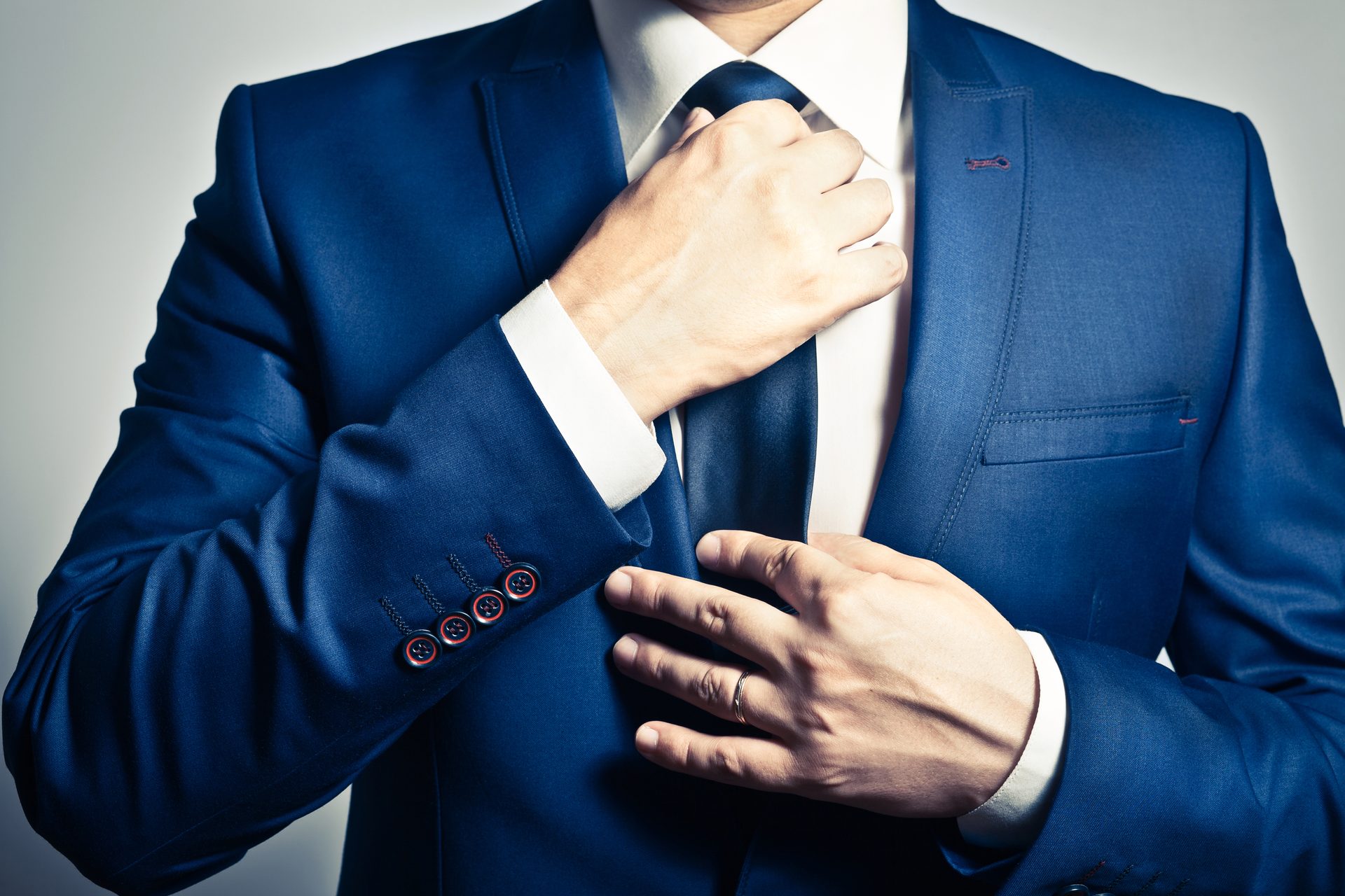 Dress shirt, Flash photography, Hand, Outerwear, Sleeve, Gesture, Collar, Finger