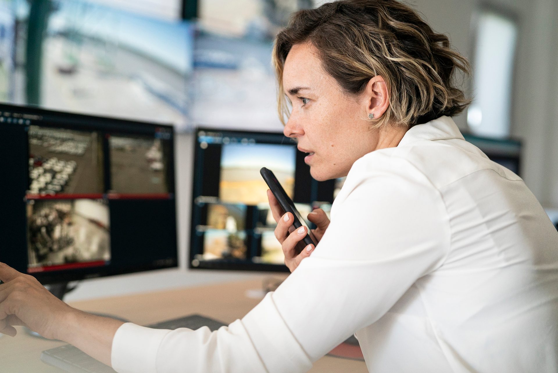 Automotive design, Hand, Shoulder, Sleeve, Gesture, Computer, Gadget