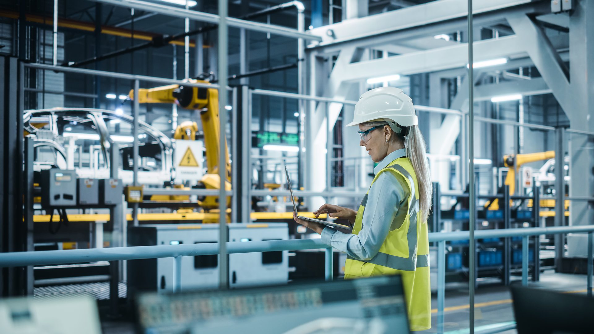 Hard hat, High-visibility clothing, Workwear, Helmet, Engineer, Yellow, Sleeve, Tradesman