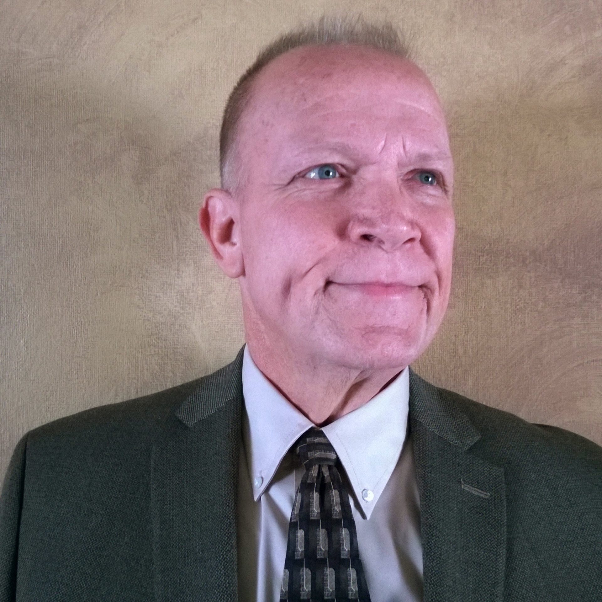 Dress shirt, Forehead, Nose, Cheek, Chin, Tie, Jaw, Smile, Collar, Suit