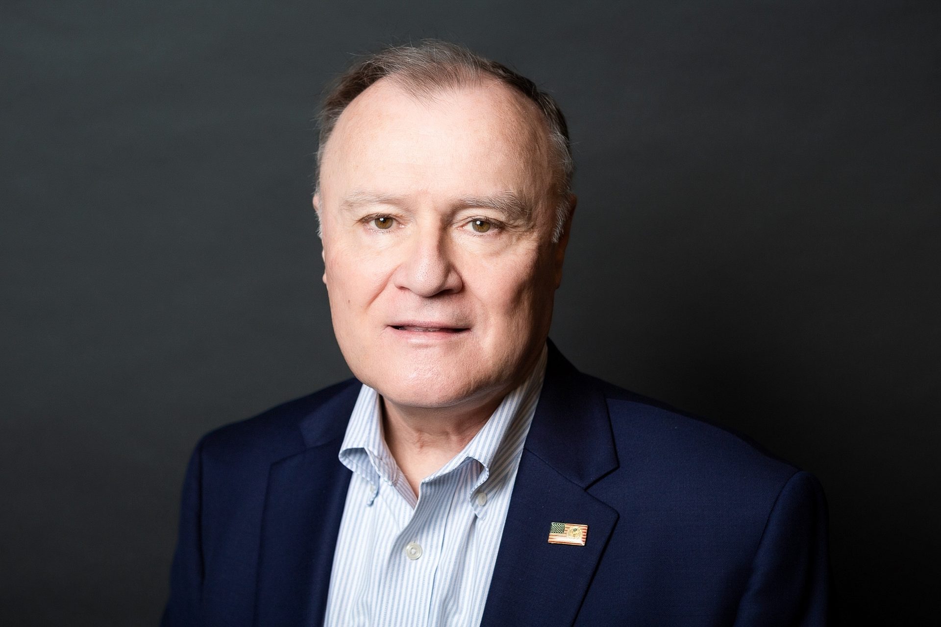 Dress shirt, Forehead, Cheek, Sleeve, Gesture, Collar