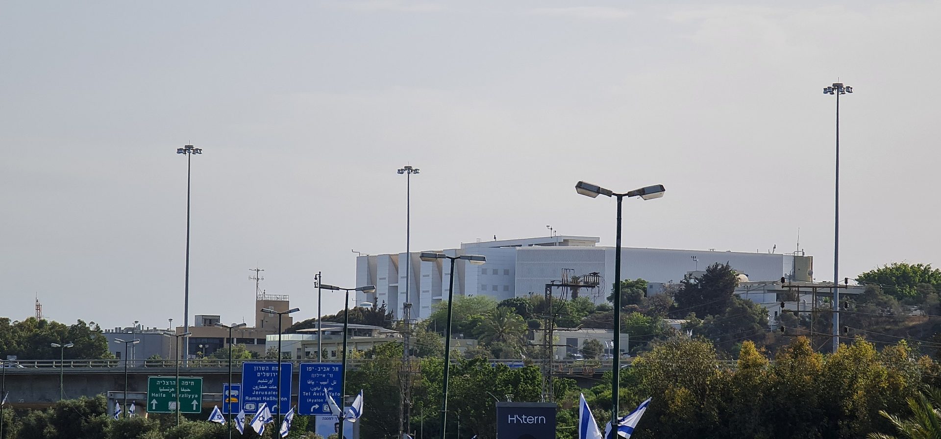 Street light, Sky, Building, Plant, Tree
