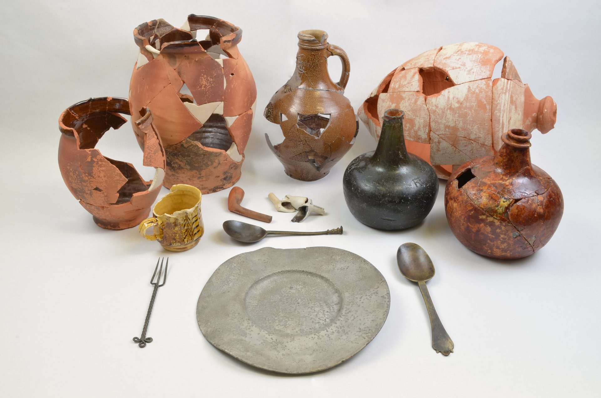 Kitchen utensil, Tableware, Dishware, Serveware, Wood, Art, Pottery