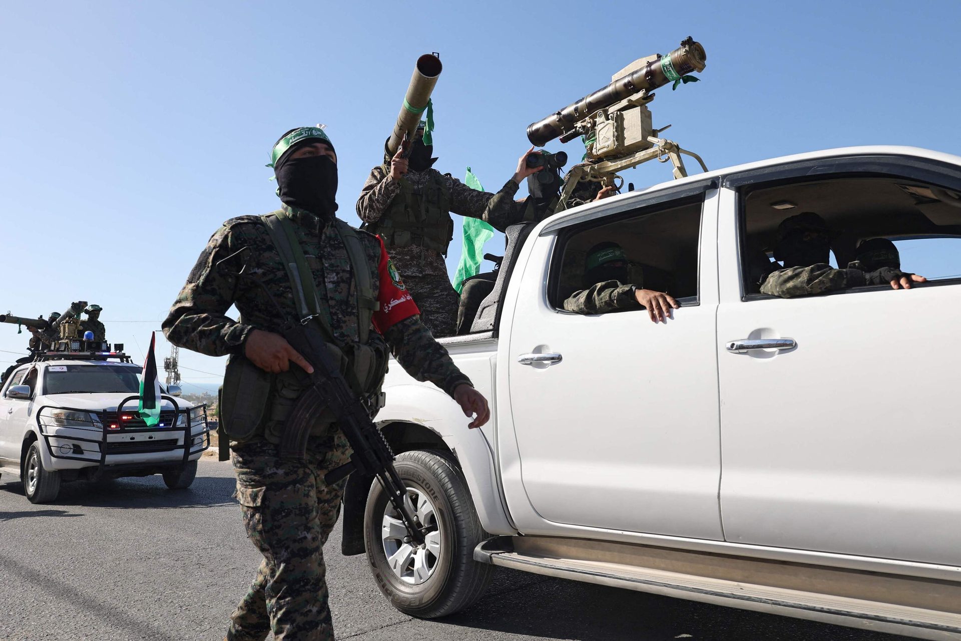 Land vehicle, Automotive tire, Wheel, Sky, Car, Hood, Bumper