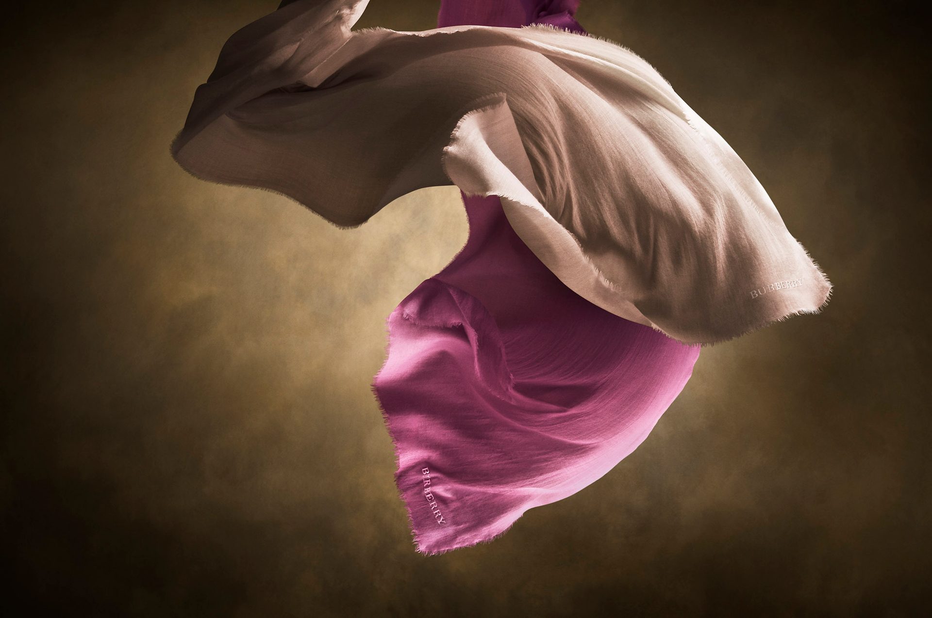 Flash photography, Performing arts, Purple, Gesture, Dress, Sky