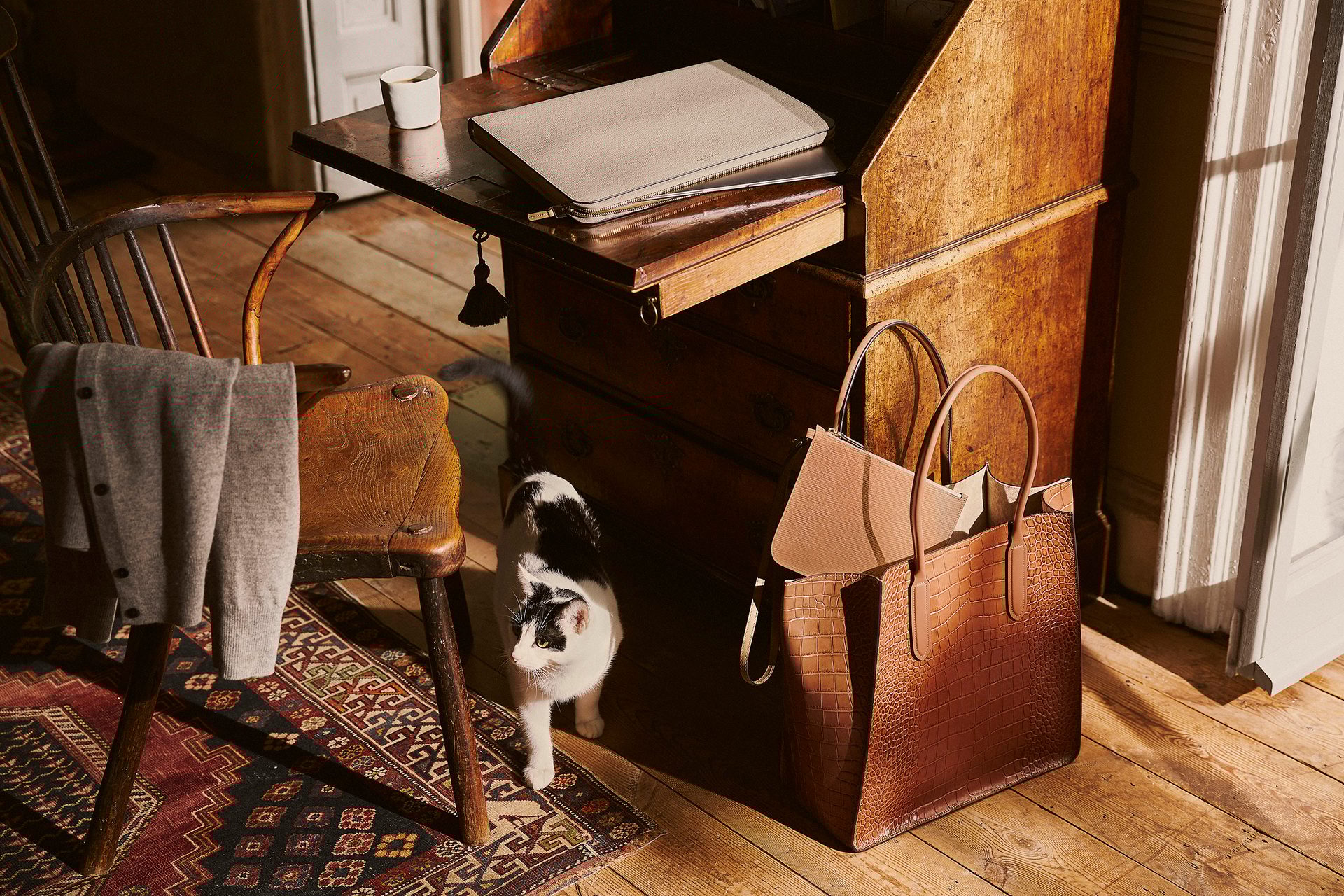 Interior design, Musical instrument, Living room, Wood, Comfort, Flooring