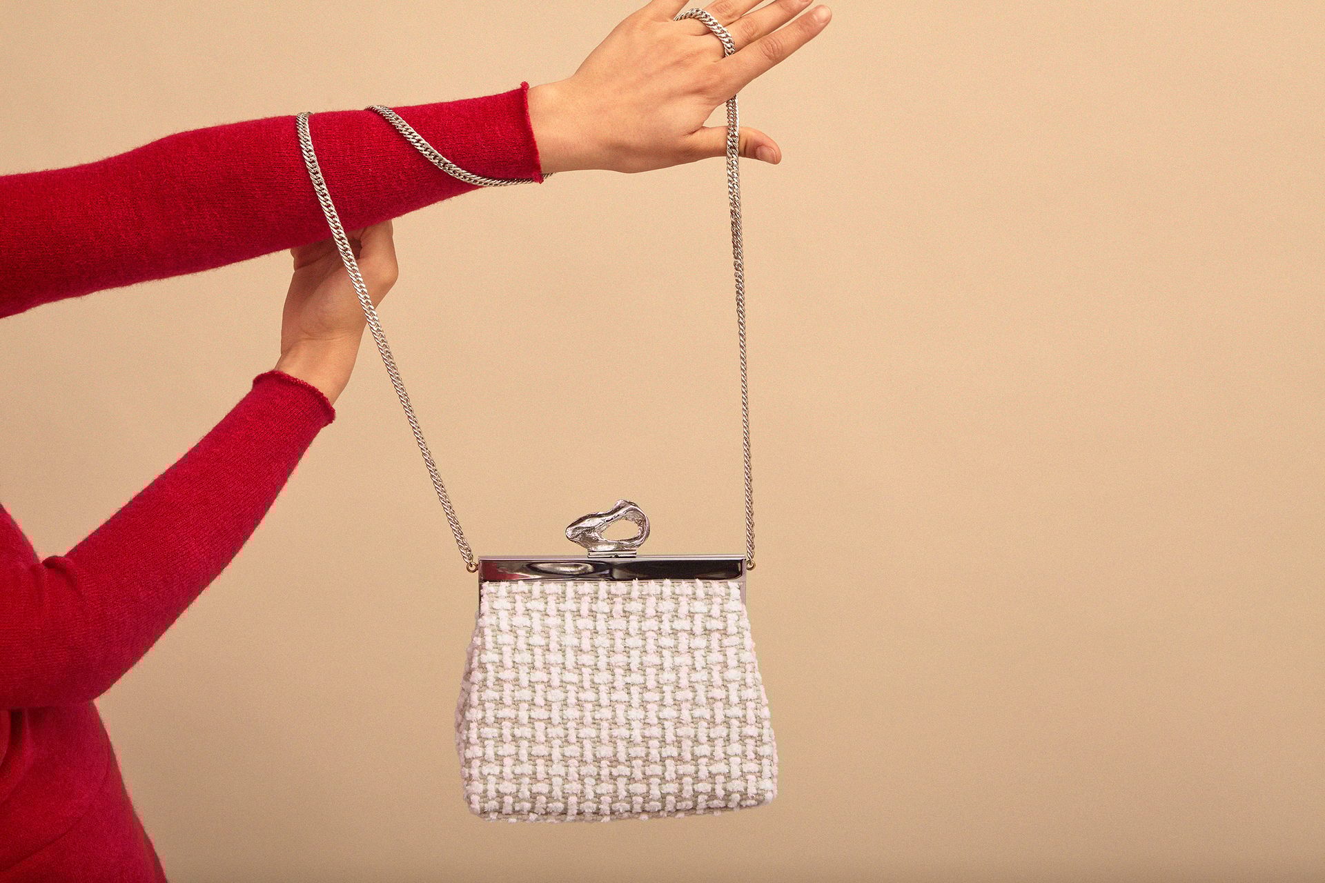 Joint, Hand, Shoulder, Neck, Sleeve, Gesture, Waist, Collar