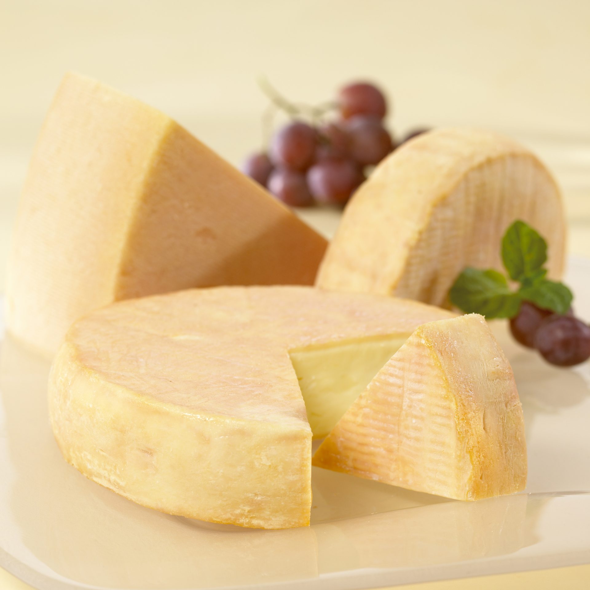 Sheep milk cheese, Grana padano, Food, Tableware, Cheesemaking, Ingredient, Dishware, Fruit, Recipe, Plate