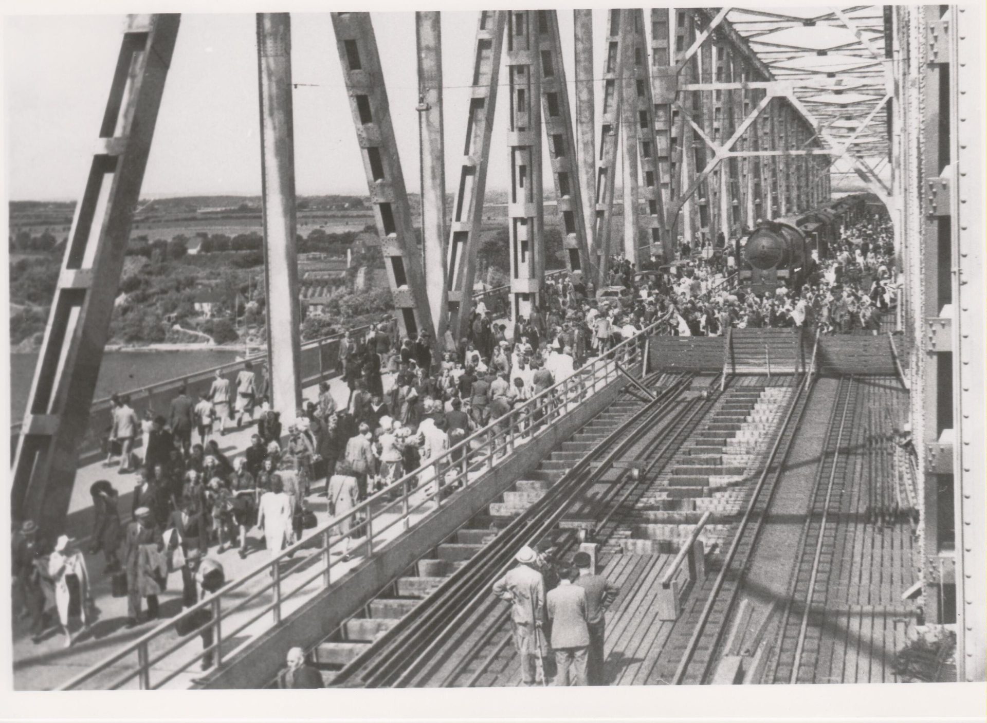 List of nonbuilding structure types, Bridge, Iron