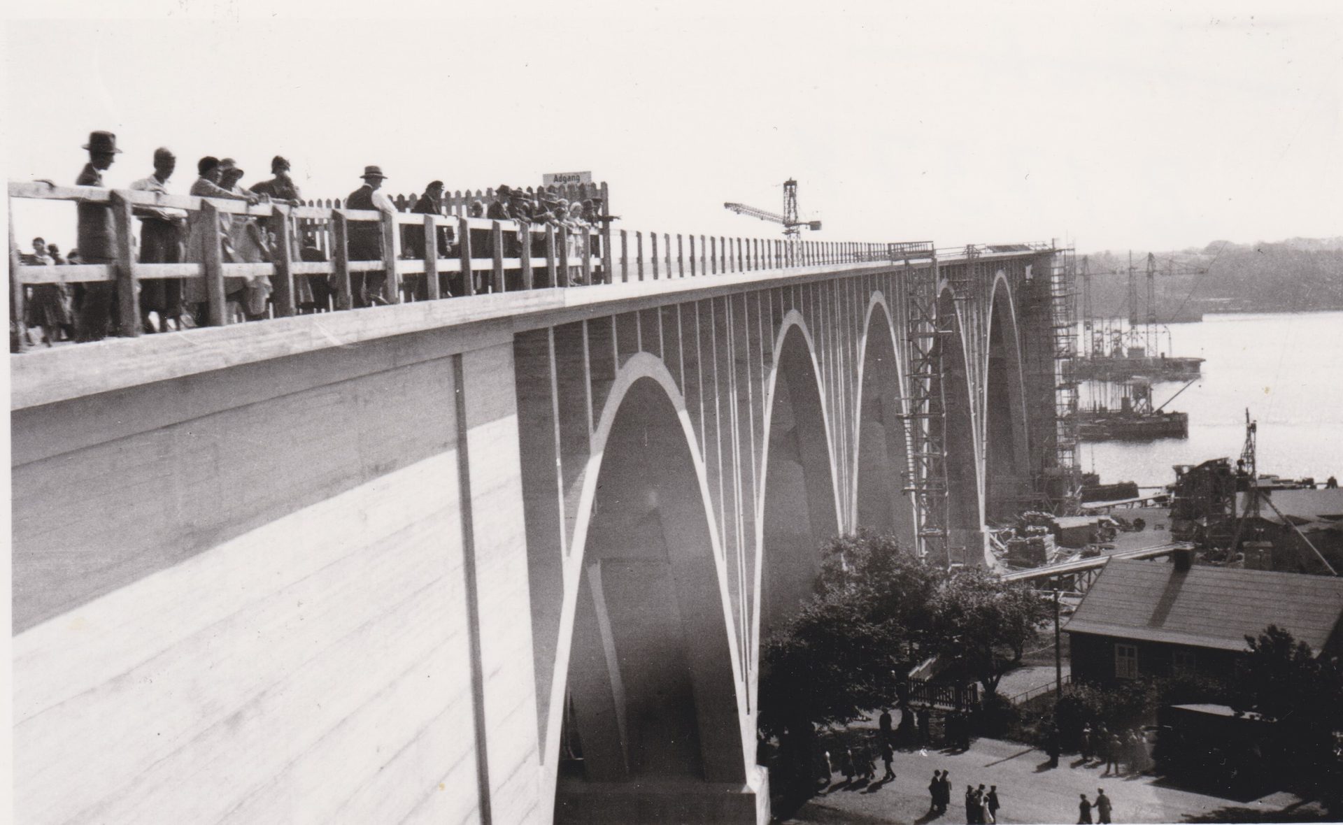 List of nonbuilding structure types, Arch bridge, Bridge–tunnel