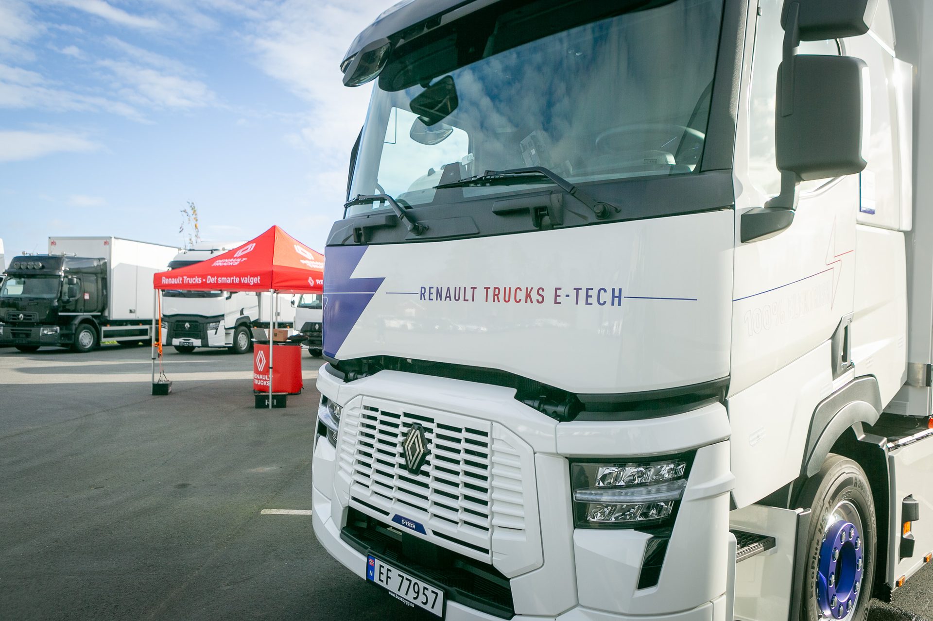 Vehicle registration plate, Automotive parking light, Tire, Wheel, Sky, Grille, Hood, Truck