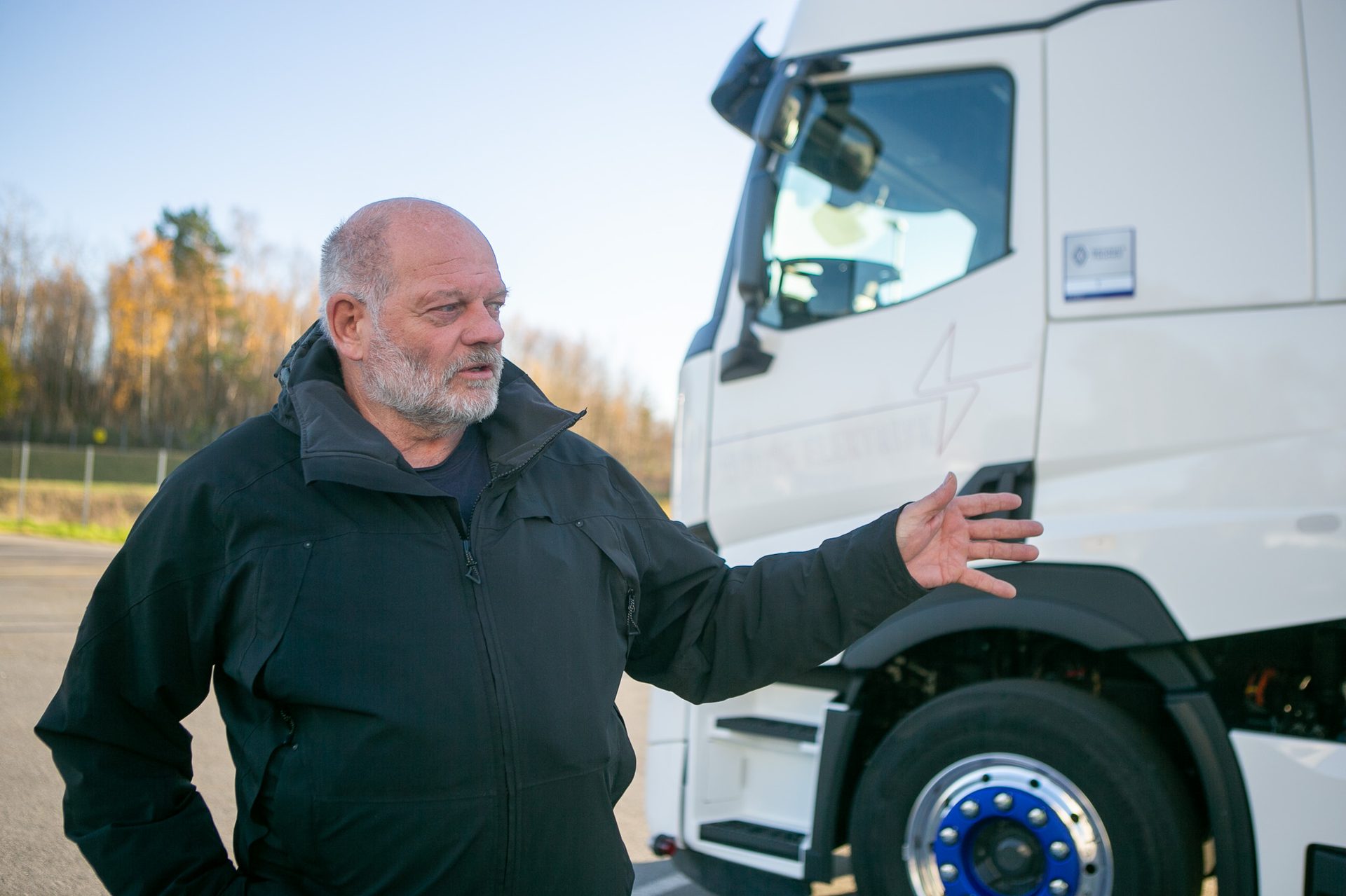 Motor vehicle, Automotive tire, Wheel, Sky, Hood