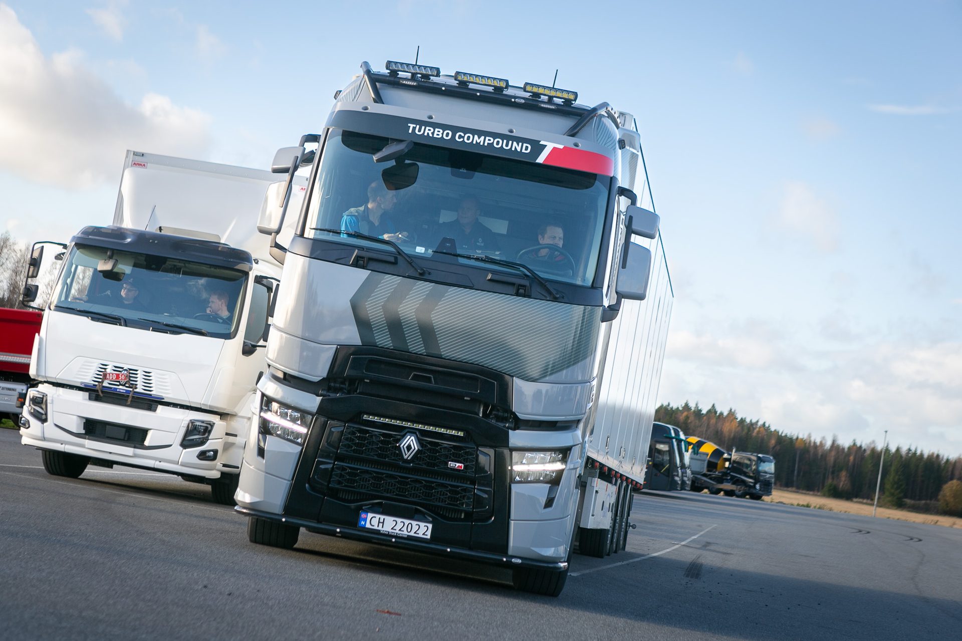 Vehicle registration plate, Automotive tire, Sky, Cloud, Wheel, Truck