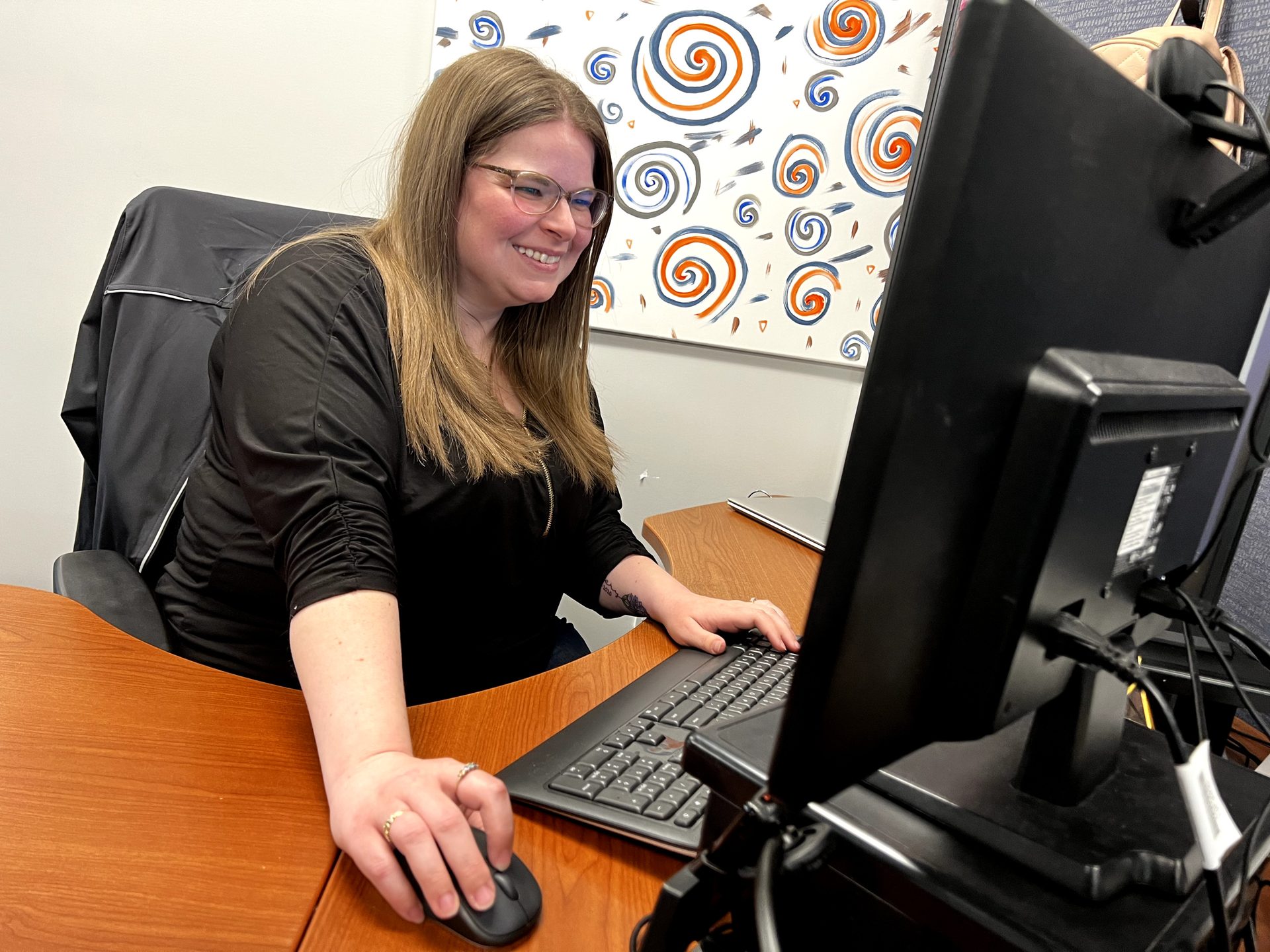 Personal computer, Input device, Table, Smile, Hand, Peripheral, Desk